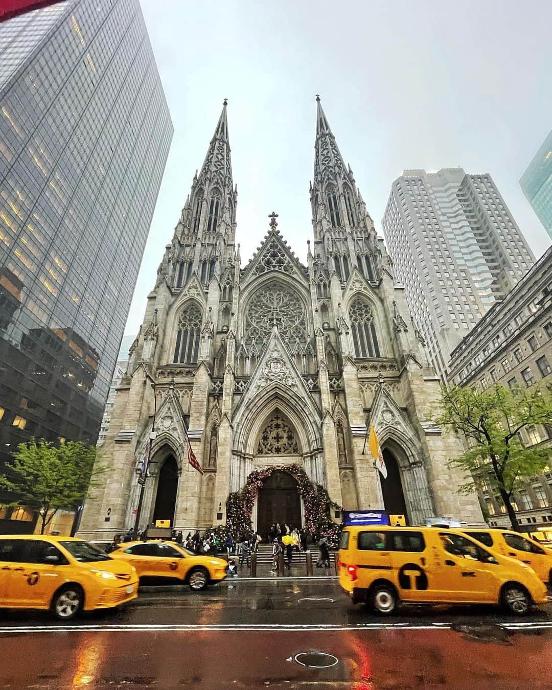 ヴァレンティーナ・マルケイさんのインスタグラム写真 - (ヴァレンティーナ・マルケイInstagram)「1. l’affare del secolo: un ombrello “I love Ny” per la modica cifra di 22$. Dei veri turisti imbruttiti!☔️  3. Anche con la bufera non avrei mai rinunciato alla foto con l’Empire State Building illuminato.🌃  4. Vuoi non farti un giro, sotto la pioggia, per lo spuntino di Mezzanotte a Time Square? 🌇  6. Il Rockefeller center senza pista  di pattinaggio ,è un Rockefeller center a metà ⛸️  7. Perdersi in metro e ritrovarsi in New Jersey a riabbracciare la famiglia Grambone che mi ha ospitata a casa loro, per 2 anni,  nel 2008, quando mi allenavo qui👨‍👩‍👧‍👦  Tutto molto bello. A parte il tempo 😂  #bigcitylife #newyork 🍎」4月30日 15時21分 - valemarchei14
