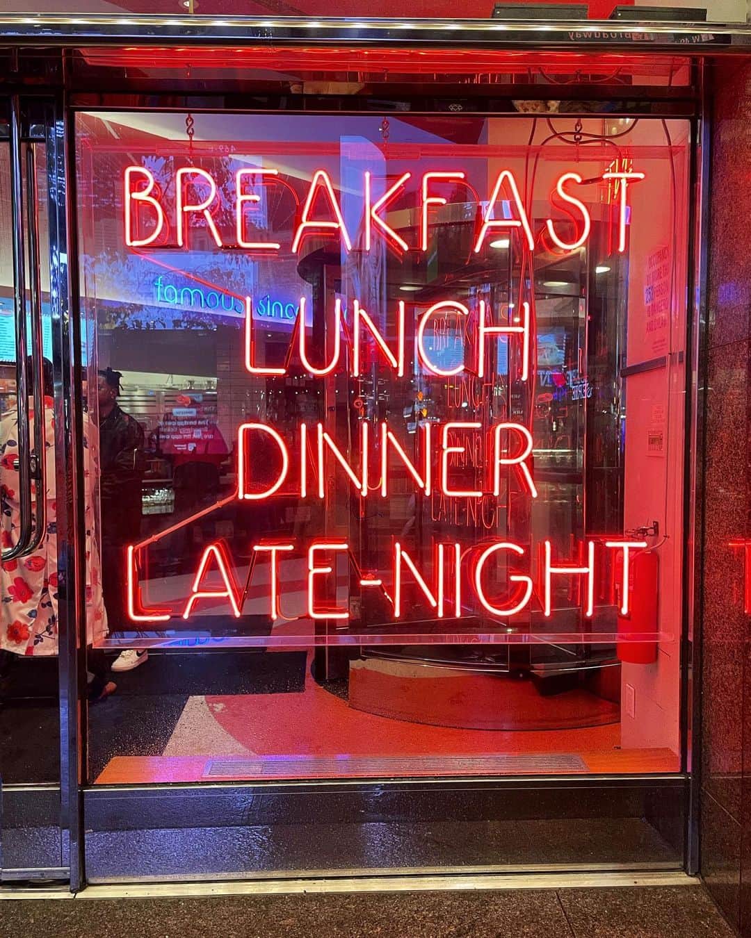 ヴァレンティーナ・マルケイさんのインスタグラム写真 - (ヴァレンティーナ・マルケイInstagram)「1. l’affare del secolo: un ombrello “I love Ny” per la modica cifra di 22$. Dei veri turisti imbruttiti!☔️  3. Anche con la bufera non avrei mai rinunciato alla foto con l’Empire State Building illuminato.🌃  4. Vuoi non farti un giro, sotto la pioggia, per lo spuntino di Mezzanotte a Time Square? 🌇  6. Il Rockefeller center senza pista  di pattinaggio ,è un Rockefeller center a metà ⛸️  7. Perdersi in metro e ritrovarsi in New Jersey a riabbracciare la famiglia Grambone che mi ha ospitata a casa loro, per 2 anni,  nel 2008, quando mi allenavo qui👨‍👩‍👧‍👦  Tutto molto bello. A parte il tempo 😂  #bigcitylife #newyork 🍎」4月30日 15時21分 - valemarchei14