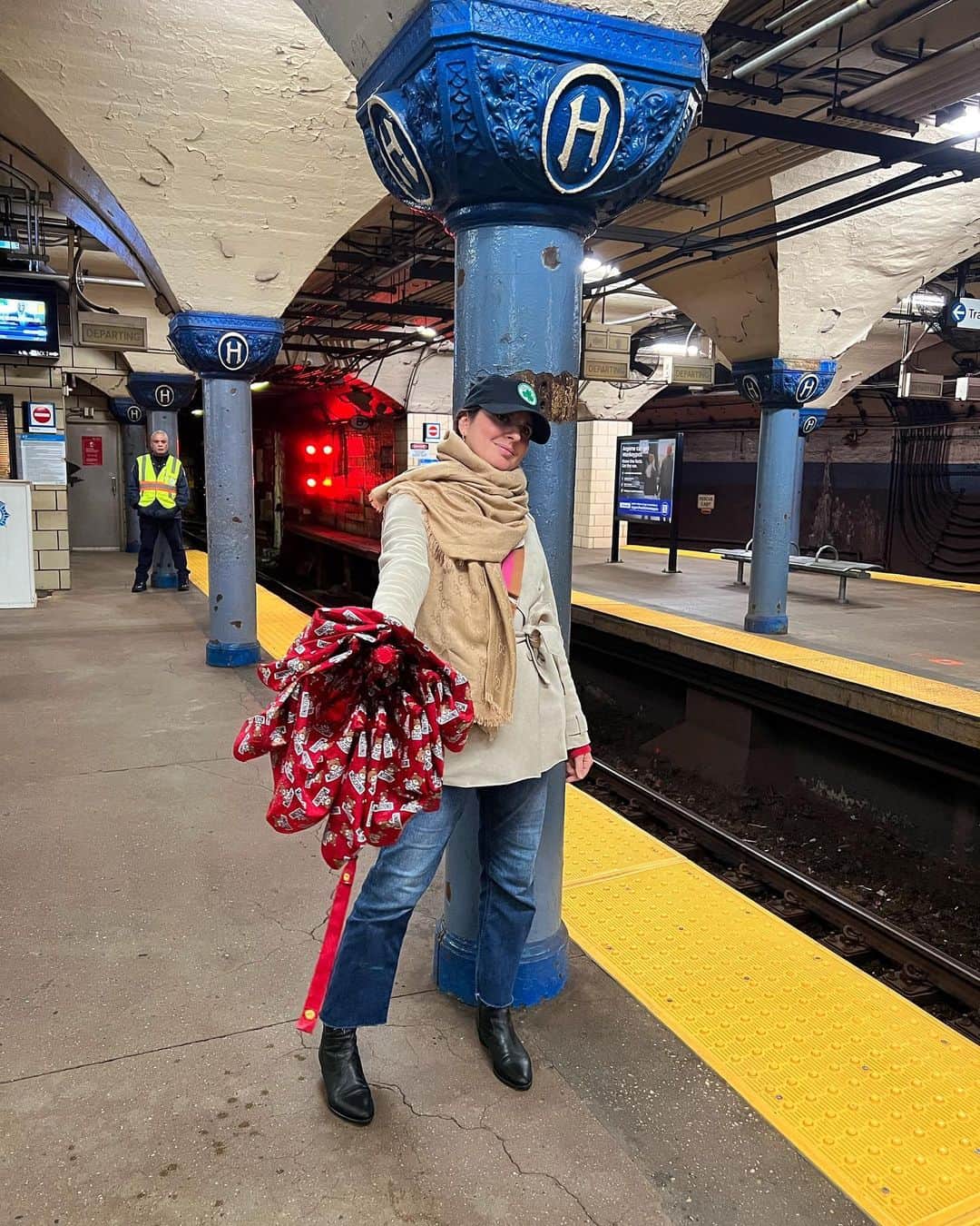 ヴァレンティーナ・マルケイのインスタグラム：「1. l’affare del secolo: un ombrello “I love Ny” per la modica cifra di 22$. Dei veri turisti imbruttiti!☔️  3. Anche con la bufera non avrei mai rinunciato alla foto con l’Empire State Building illuminato.🌃  4. Vuoi non farti un giro, sotto la pioggia, per lo spuntino di Mezzanotte a Time Square? 🌇  6. Il Rockefeller center senza pista  di pattinaggio ,è un Rockefeller center a metà ⛸️  7. Perdersi in metro e ritrovarsi in New Jersey a riabbracciare la famiglia Grambone che mi ha ospitata a casa loro, per 2 anni,  nel 2008, quando mi allenavo qui👨‍👩‍👧‍👦  Tutto molto bello. A parte il tempo 😂  #bigcitylife #newyork 🍎」