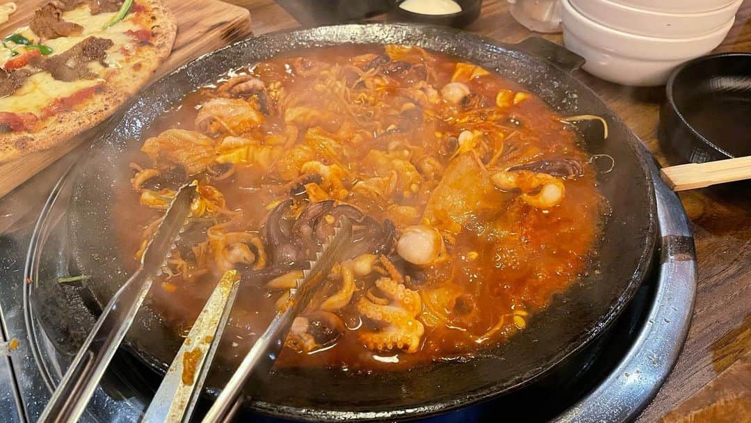 三宅智子さんのインスタグラム写真 - (三宅智子Instagram)「先日食べに行った新大久保にある韓国料理店「ハナムジップ」さん！  ここのチュクミが最高に美味しすぎました〜！  今回食べた最強チュクミ盛りは、チュクミ＋サムギョプサル＋デチャン入り！  チュクミぷりぷりで、豚肉やホルモン、野菜にも旨辛なタレがしっかり絡んで、辛さも程よく、旨味たっぷりで病みつきになる美味しさでした👍 ※チュクミには、辛さをまろやかにしてくれる特製マイルドソースやサンチュ・エゴマの葉、おこげスープなども付いてきます！  そして、〆のとびっこチャーハンもとびっこのプチプチ食感が最高でした！  そして、最も私がオススメしたいのは、トゥンバパスタというロゼパスタみたいなやつ！ クリーミーなソースが絶品で、今まで食べたパスタの中で1番好きかもと思うくらいに好きな味でした！  他にもプルコギピザや牛骨スープに餃子が入ったサゴルマンドゥ鍋、味噌チゲなど、写真載せきれてないですが、食べたメニュー全部が美味しくて、お店の雰囲気も良く、綺麗で清潔感もあり、メニューも豊富で、とても良いお店に出会えました！  まだまだ食べてないメニューが沢山あるので、これから定期的に食べに行きたいと思います！  #ハナムジップ #ハナムジップ大久保通り店 #韓国料理 #新大久保グルメ #チュクミ」4月30日 15時32分 - tomoko1121m