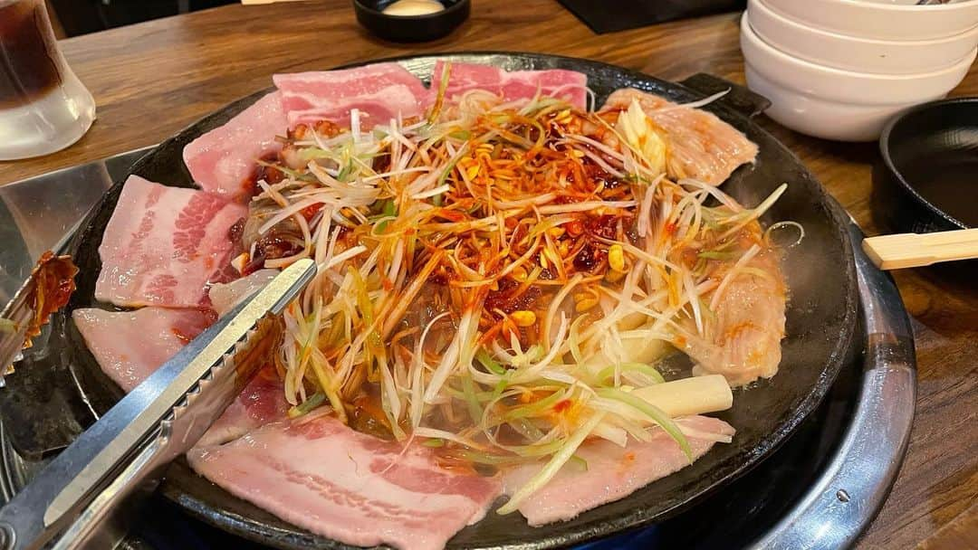 三宅智子のインスタグラム：「先日食べに行った新大久保にある韓国料理店「ハナムジップ」さん！  ここのチュクミが最高に美味しすぎました〜！  今回食べた最強チュクミ盛りは、チュクミ＋サムギョプサル＋デチャン入り！  チュクミぷりぷりで、豚肉やホルモン、野菜にも旨辛なタレがしっかり絡んで、辛さも程よく、旨味たっぷりで病みつきになる美味しさでした👍 ※チュクミには、辛さをまろやかにしてくれる特製マイルドソースやサンチュ・エゴマの葉、おこげスープなども付いてきます！  そして、〆のとびっこチャーハンもとびっこのプチプチ食感が最高でした！  そして、最も私がオススメしたいのは、トゥンバパスタというロゼパスタみたいなやつ！ クリーミーなソースが絶品で、今まで食べたパスタの中で1番好きかもと思うくらいに好きな味でした！  他にもプルコギピザや牛骨スープに餃子が入ったサゴルマンドゥ鍋、味噌チゲなど、写真載せきれてないですが、食べたメニュー全部が美味しくて、お店の雰囲気も良く、綺麗で清潔感もあり、メニューも豊富で、とても良いお店に出会えました！  まだまだ食べてないメニューが沢山あるので、これから定期的に食べに行きたいと思います！  #ハナムジップ #ハナムジップ大久保通り店 #韓国料理 #新大久保グルメ #チュクミ」