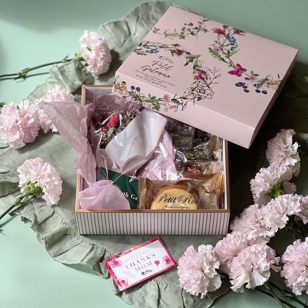 堂島ロール（モンシェール）さんのインスタグラム写真 - (堂島ロール（モンシェール）Instagram)「. . 通販サイトより全国配送いたします 🌹5月14日母の日🌹 『フラワー＆スイーツセット　ピンク』  . お母さん、ありがとう…✨  日頃の感謝をお花とお菓子に込めて。 自然素材のドライフラワーと人気の焼き菓子 を詰めた、 母の日限定の特別なギフトセットをご用意 致しました。  遠方にお住まいのお客様へ、全国どこへでも 喜んで ご配送させていただきます。 完売も予想されますので早めのご注文をお勧め いたします。 . フラワー＆スイーツセット　 ピンク ¥5,830（税込）  ◆全国発送致します。 詳しくはモンシェール公式HP通販ページを ご参照下さい。 お届け期間:5/14母の日まで  . モンシェールHP予約受付. 0120-96-1006 （コールセンター）  . @mon-cher.com #母の日 #母の日プレゼント  #mothersday  #母の日お花 #モンシェール #moncher  #堂島ロール #dojimaroll  #ロールケーキ  #スイーツ好きな人と繋がりたい　 #デパ地下スイーツ #母の日スイーツ　 #お母さんありがとう　 #ベビーモンシェール #リヴァージュモンシェール #メルシーモンシェール #マダムピエールオジェ  #27° #モンシェールディフュゼ　#プリザーブドフラワー #お花好きな人と繋がりたい」4月30日 15時25分 - dojima_moncher