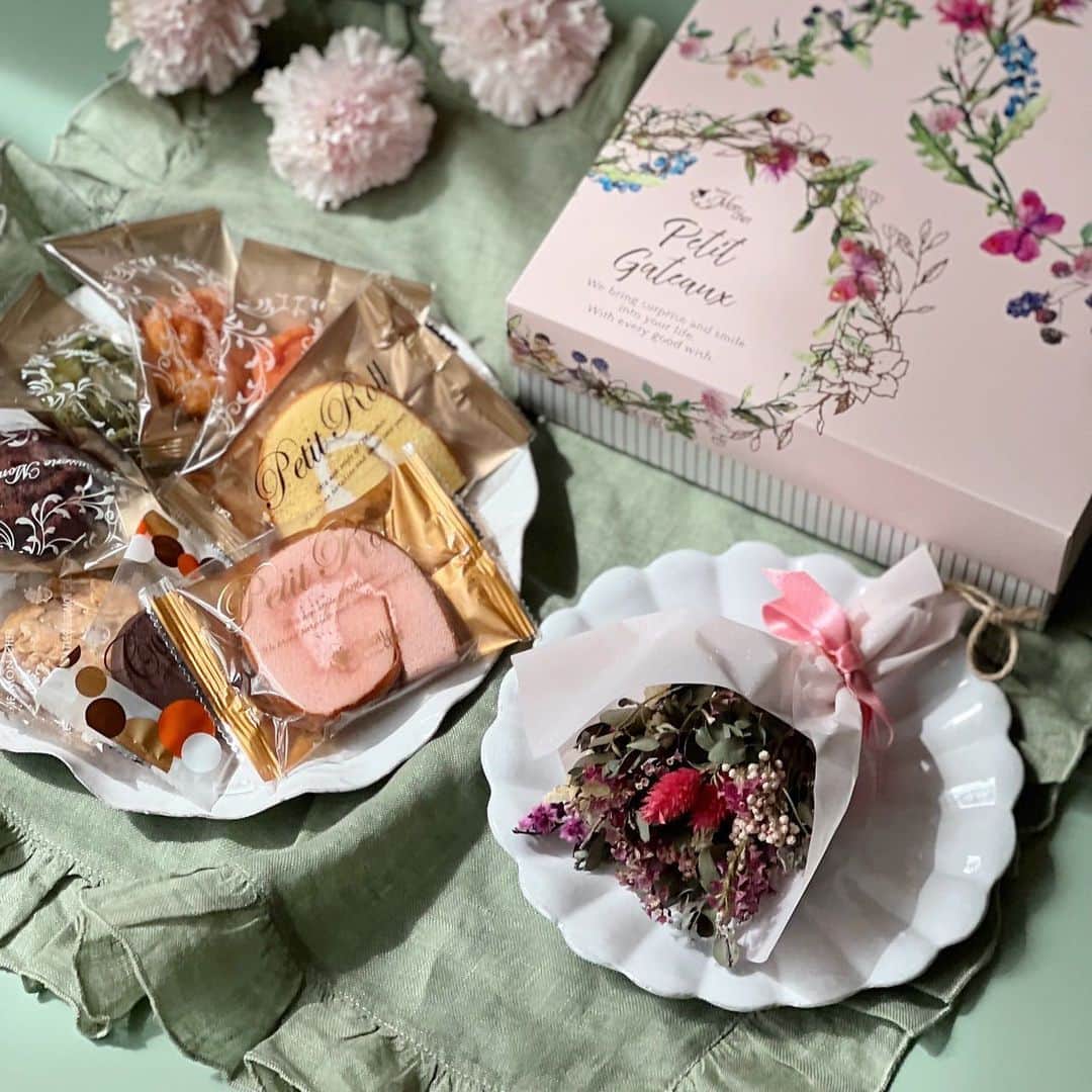 堂島ロール（モンシェール）さんのインスタグラム写真 - (堂島ロール（モンシェール）Instagram)「. . 通販サイトより全国配送いたします 🌹5月14日母の日🌹 『フラワー＆スイーツセット　ピンク』  . お母さん、ありがとう…✨  日頃の感謝をお花とお菓子に込めて。 自然素材のドライフラワーと人気の焼き菓子 を詰めた、 母の日限定の特別なギフトセットをご用意 致しました。  遠方にお住まいのお客様へ、全国どこへでも 喜んで ご配送させていただきます。 完売も予想されますので早めのご注文をお勧め いたします。 . フラワー＆スイーツセット　 ピンク ¥5,830（税込）  ◆全国発送致します。 詳しくはモンシェール公式HP通販ページを ご参照下さい。 お届け期間:5/14母の日まで  . モンシェールHP予約受付. 0120-96-1006 （コールセンター）  . @mon-cher.com #母の日 #母の日プレゼント  #mothersday  #母の日お花 #モンシェール #moncher  #堂島ロール #dojimaroll  #ロールケーキ  #スイーツ好きな人と繋がりたい　 #デパ地下スイーツ #母の日スイーツ　 #お母さんありがとう　 #ベビーモンシェール #リヴァージュモンシェール #メルシーモンシェール #マダムピエールオジェ  #27° #モンシェールディフュゼ　#プリザーブドフラワー #お花好きな人と繋がりたい」4月30日 15時25分 - dojima_moncher
