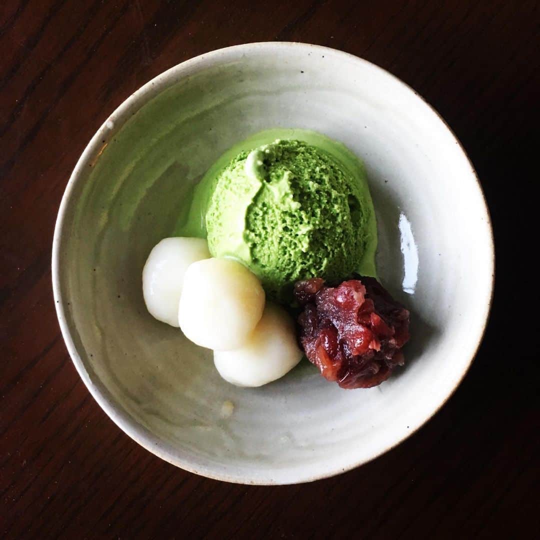 志摩有子さんのインスタグラム写真 - (志摩有子Instagram)「そろそろおやつ。 抹茶アイスに白玉とゆで小豆。 まあるく丸めればまさに白玉。  @yomiyatakashi」4月30日 15時31分 - ariko418