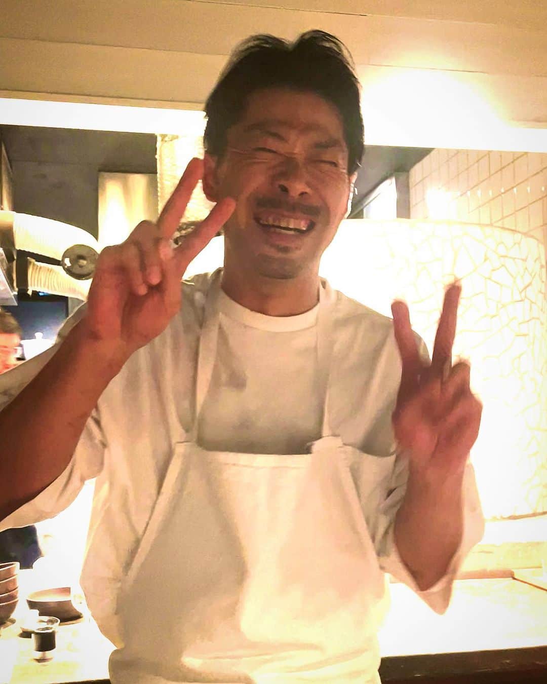 乾雅人のインスタグラム：「Don Bravo@国領 一年ぶりに伺った平シェフの料理は2階級上がっていたわ！ 兄弟店、神楽坂CRAZY PIZZAにはその間に何度か伺わせてもらっていたが…Instagramのストーリーで空きがあるとの知らせ、迷わずサイトから予約。 少しだけ蒸した大ぶりの牡蠣からスタート。そりゃ美味いわ！ (ん？随分シンプルな所から始まったな)と訝る。 続いてパリパリに揚げた生地の上に生ハム、食感の楽しさと美味い生ハム…いや、シンプルに見えるけどオープニングからたたみ掛ける複雑な構成の料理じゃなくしたんやろか？と、この辺りから思い始めた。 馬肉のカルパッチョ… やっぱりシンプルやな…あ、美味いわ、なんだこれ スープ仕立てのラビオリ、しみじみと空豆の旨さ。  鰹、これはたまげた。イタリア料理でこんなに美味い鰹の料理ができるのか…甘・酸・塩のバランスがヤバすぎて暫し放心するほど  ホワイトアスパラガスも軽く想像を超えてきた。ホワイトアスパラ史上ベスト1だわ  新アサリのバジリコパスタ 素晴らしいソースのサルティンボッカ、コースのメインを食べて、こんなに清々しい大団円を迎えることができるんだなぁと。 構成があまりにも綺麗で、軽やかで「すんげぇ美味いもの食べた」という満足感に浸れる。 一年ぶりに会った平シェフ満面の笑みVサインは、僕、2ステージ上がってますということだった 笑 いや、ホントに参った。 最高っす！ @tairamasakazu」