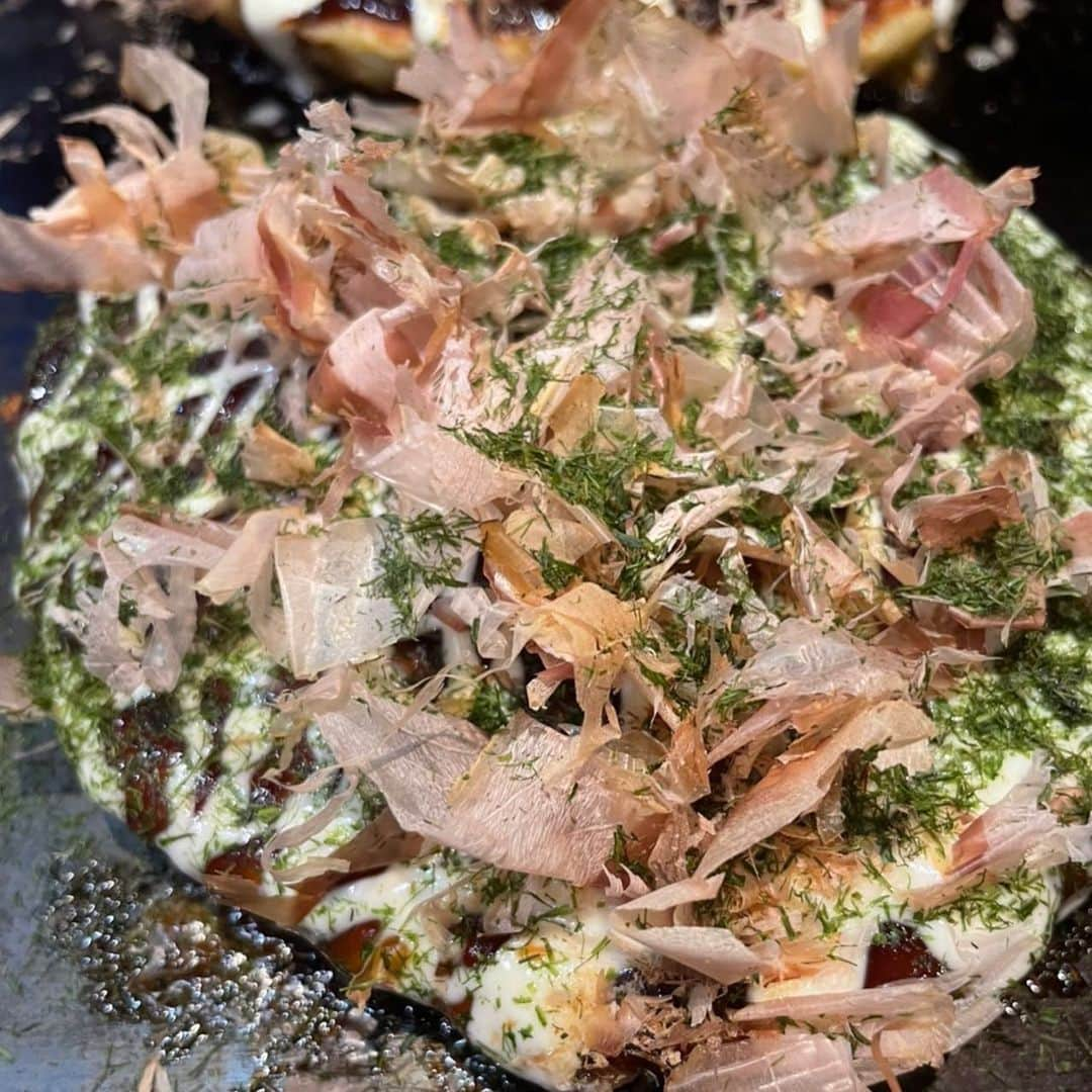 モモコさんのインスタグラム写真 - (モモコInstagram)「夜中のお好み焼き、焼きそばは、何でこんなに美味しいのか❣️ 開いてる限り行ってしまう❗️ 閉まってても他を探して行ってしまう❗️ ソースの焼けた匂いが大好き❤  今日配信のYouTube『モモコ新聞』は、人気企画、食事をしながら長女と皆さんの質問にお答えしました❗️ ネイルの話、S.MOMOの話をしております💕 配信は19時からです。  #ハイヒールモモコ #👠 #👠🍑 #CHANEL #シャネラー #グルメ #アメブロ  #YouTube #モモコ新聞  #質問にお答えします  #長女と  #お好み焼き #焼きそば #ソースの焼けた匂い #美味しい #粉もん」4月30日 16時30分 - highheel_momoko