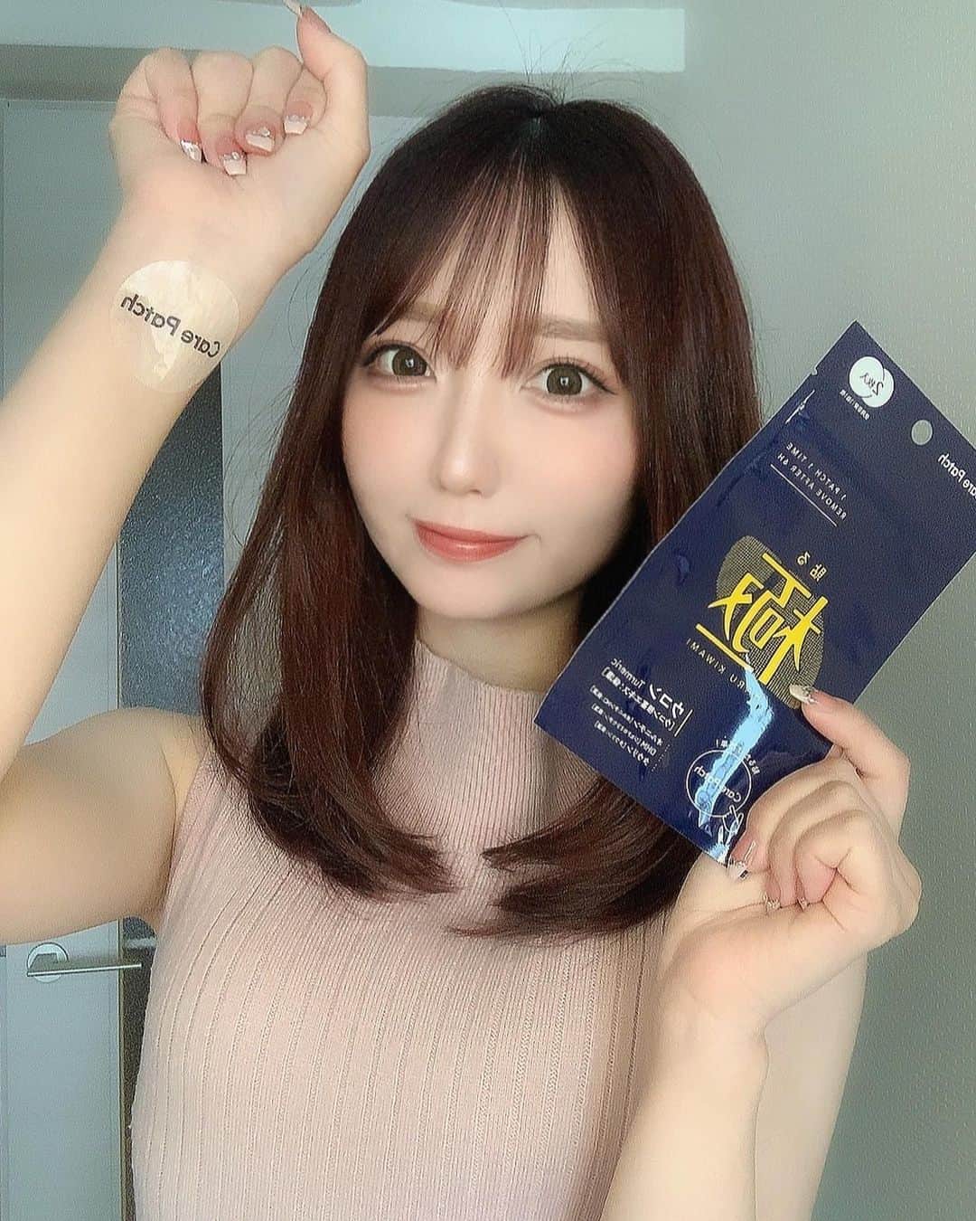 のインスタグラム：「ウコンは貼る時代🐶🍻？！ ・ お酒飲む時はいつもドリンクとか飲んで二日酔い対策するんやけど、これは貼るタイプのウコン　@kiwami_carepatch 🐶 ・ 1回1枚飲む前に貼って、寝て起きた時に取り外すだけ！ ・ 最初は半信半疑やったけど、この前飲む機会があって試してみたら、いつもより朝スッキリ起きれた🤔✨ ・ こんな楽に二日酔い対策できるのは最高🍻♡ ・ ・ #ウコンは貼る時代　#お酒好き女子 #二日酔い対策　#pr」