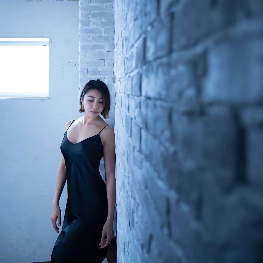 池田ゆりのインスタグラム：「服を綺麗に着るのには “体脂肪と柔軟性” ❤️  @photographer_hisashimorifuji  #photo #ドレス #bodymake #fitness #トレーニング #砂時計 #ドレスを綺麗に着よう #恵比寿パーソナルジム #女性トレーナー」