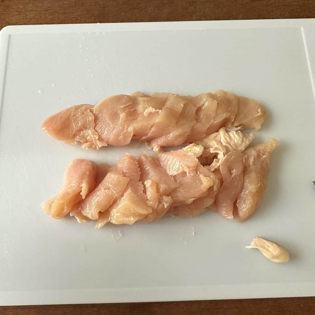 山本ゆりさんのインスタグラム写真 - (山本ゆりInstagram)「めちゃくちゃオススメのレシピです‼️  【鶏胸肉とブロッコリーの旨ダレ】  #THERAMPAGE の#川村壱馬 さんのリクエストの鶏肉レシピ。タンパク質多め、筋トレしながら食べたくなる料理をイメージしました。(しながらは食べへんやろ。筋肉意識するわ)  でもタレに砂糖と片栗粉入ってるから糖質オフではなく、完全に美味しさ重視です‼️ラー油多くかけたらちょっとよだれ鶏みたいな味に。  胸肉が驚くほどしっとり仕上がるのと、タレがめちゃくちゃ美味しいからぜひ試してみてください！  ------------------  材料(2人分) ・鶏胸肉…1枚(250g) A砂糖、片栗粉…各小さじ1 A顆粒鶏ガラ…小さじ2 A酒、水…各大さじ1 ・ブロッコリー…1/2株(150g) ・塩…少々 ・ゆで卵※…1個 B白すりゴマ、醤油…各大さじ1 B砂糖、ごま油、マヨネーズ…各大さじ1/2 ※マヨネーズの味はそんなにせず、酸味とトロミ要因として入れてます。苦手なら酢でも Bチューブにんにく…2cm ・好みでラー油…適量  ①胸肉は縦半分に切ってから薄くそぎ切りにしフォークで穴を両面たくさん開ける。袋に入れてAをもみこみ5分以上おく。ブロッコリーは小房に分けて洗う(既に洗ってたら水に潜らせる)。  ②耐熱容器に胸肉をタレごと入れ、水気がついたままのブロッコリーをのせ塩をふる。蓋をずらして乗せるか両端を開けてラップし、600Wで7分チン。  ③底から混ぜ、角切りゆで卵と共に盛り、合わせたBをかける。好みでラー油を！  ※ゆで卵は卵のお尻に穴を開けるかヒビを入れ沸騰した湯で9分茹でたものです。  もしくは  ▶︎山本ゆり　レンジ　ゆで卵  で検索したらレンジ版出てきます‼️  --------------------  を先輩後輩のような優しさと可愛さに溢れたお2人を見逃した方は是非TVerにて。  番組公式Twitterには『ただ川村壱馬さんがゆで卵を切るだけ』という大変ほのぼのとした未公開映像もあがってます。  川村壱馬さん、試食のあとお皿に残った料理を「持って帰ってもいいですか」とスタッフさんに聞いていたり、「コレばっかり作ろう」と呟いてくださったり、気遣いに溢れた本当に良い方でした…！   #レシピ #簡単レシピ #おうちごはん #料理 #晩ご飯 #時短 #時短レシピ #作り置き #作り置きおかず #簡単おかず #レンジレシピ  #お弁当 #お弁当おかず #RAMPAGE #DAIGOも台所  今朝、関西の新番組 #いろりろ の告知し忘れてしまった…また書きますね！！  いつもコメントなど本当にありがとうございます🙏」4月30日 15時45分 - yamamoto0507