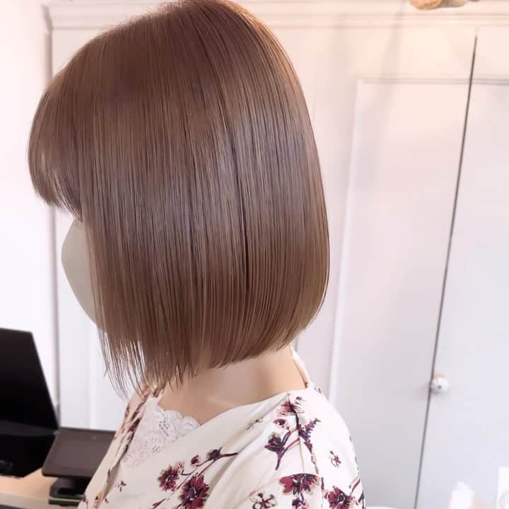 のインスタグラム：「✨ダメージレスブリーチ✨ ⁡ ⁡ 🎨カラーが不安な方必見🎨 自分史上最高のヘアスタイルとサラツヤヘア😍 ⁡ 是非お気に入りなスタイルはいいね👍保存お願い致します♪良ければフォローもお願い致します😍 ⁡ 最高の髪質改善トリートメント出来ました\(//∇//)\ 顧客のお客様から新規のお客様まで初回は¥10000となっております◎ 是非体感してください\(//∇//)\ ⁡ ※僕が載せてるオリジナルダメージレスブリーチは僕にしかできません！！ ⁡ ⁡ 独自の方法と薬剤を使用している特殊技術です。 いいなぁと思ったらいいね押してくれると喜びます😆⭕️ ⁡ 来店されるときは 髪型を @yuki__sakashitaのラインナップから好きなスタイルを保存して見せてくださいね😍 ⁡ あとは、髪の状態や似合わせであなたに似合う髪型、カラーをご提案させていただきます。 ⁡ 🉐新規クーポン🉐 カット＋ダブルカラー+トリートメント　¥16800- カット＋ケアカラー＋髪質改善　¥18500- 髪質改善　　　　　　　　　　　¥10000- ⁡ ⁡ 🐥良くある質問🐥 Q.カラーのもちは？ A.デザインカラー(ハイライト、バレイヤージュetc)は2〜3ヶ月 ブリーチカラー(全頭ブリーチ、インナーカラー)1〜2ヶ月 Q.オリジナルダメージレスブリーチとはなんですか？ A.僕にしかできないトリートメントとブリーチを配合➕前処理トリートメント、アフタートリートメント髪のダメージレベルを見極めて調合します。 Q.どんな髪質でも大丈夫ですか？ すでに過度のダメージがあったり、黒染め履歴がある場合は希望のカラーにするためのプロセスが異なる場合があります。 その場合でも最善の提案をさせていただきます。 Q.髪質改善はどんな髪でも出来ますか？ ブリーチしてる方からしてない方まで幅広く対応できます！ 軟毛〜普通毛　一回で感動レベル🥺 硬毛、癖毛　1〜2回で完璧に仕上げます！ Q.髪質改善のもちは？ 1ヶ月以上です✨ もちろん繰り返すほど定着しやすくなりもっとモチも良くなります^ ^ ⁡ 👑カラースペシャリスト👑 ✂️ダメージ90%OFFのブリーチができる ✂️豊富な経験で失敗しないカラーができる ✂️年間1000人以上担当している実績 ⁡ 🔱カラーの失敗が心配な人でも大丈夫🔱 僕のオリジナルダメージレスブリーチは他店ではマネ出来ないやり方です。✨ カラーなら僕にお任せください💗 今までのブリーチに比べて圧倒的にダメージレス、ツヤツヤカラーを楽しめます。 豊富な経験によるカラー知識であなたの なりたいカラー叶えます✨ ⁡ ✂️痛みたくない ✂️可愛いカラーになりたい ✂️デザインカラーを楽しみたい ✂️手触り良くしたい ✂️透明感が欲しい ✂️赤みオレンジ味を無くしたい カラーが不安な方は一度カラー美容師阪下までご相談ください😆 ⁡ 👑丁寧なマンツーマン接客👑 お客様を1人1人幸せにしたいという想いから 1人1人マンツーマンで接客させていただいてます😄一緒にステキな髪型作りましょう ⁡ 丁寧な接客と技術でお客様に少しでも素敵な 時間を過ごして頂けると嬉しいです。 ⁡ このインスタをみて好感を持ってもらい僕に髪の毛を任せてもらえるようでしたらお客様に喜んで頂けるよう全力で綺麗にさせていただきます✨ ⁡ ご予約ご相談は 🕴トップのURLまたはDM 担当:阪下裕紀 ⁡ 住所 東京都渋谷区神宮前4-26-2守谷ビル2F アクセス ⁡ 千代田線 明治神宮前駅 徒歩5分 副都心線 明治神宮前駅 徒歩5分 JR原宿駅　徒歩7分 東京メトロ　表参道駅　徒歩7分 ⁡ ⁡」