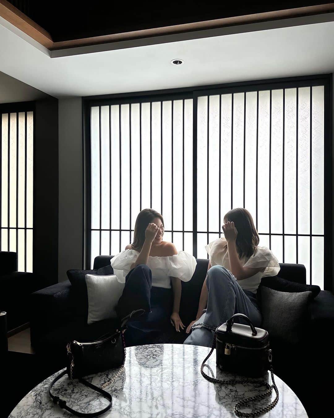 のインスタグラム：「【 京都 / @thechapter.kyoto 】 ⁡ まだ知らない京都に出会える体験ができる🧡⸝⋆  マリオット系列のホテルで安心かつコスパ抜群な チャプター京都 トリビュートポートフォリオホテル で悠々自適なホテル女子会をしてきました🇯🇵 ⁡ 今回はスイートツインルームに宿泊🛏️ スイートルームにも関わらず比較的 手が出し易い価格なのも注目ポイント☀️ ⁡ せっかく京都に来たからには 朝から晩まで観光を楽しみつつ 綺麗なホテルに泊まりたい！という わがままを叶えてくれるホテル( ･ᴗ･ )🫰🏼 ⁡ 女子旅あるあるな夜のお風呂待ち時間も 大浴場がついてることで効率良く過ごせて ゆっくり疲れをとることができます♨️ ⁡ ホテル1階ではCHAPTER FACTORYという 京都の過ごし方を提案してくれる 旅のコンシェルジュデスク🧳があったり 京都を知り尽くした方々による 旅の記録を読むことができるのも魅力的✏️  ⁡ そして、Chapter the Grillではアルコール飲み放題の カクテルタイムやカフェ、京料理、和洋食が楽しめる 朝食ブッフェを堪能することができました🍚👏🏼 ⁡ ⁡ ⁡ ~~~~~~~~~~~~~~~~~~~~~~~~ ☑︎ チャプター京都 トリビュートポートフォリオホテル ☑︎ 京都市役所前駅 徒歩4分 ~~~~~~~~~~~~~~~~~~~~~~~~ ⁡ ⁡ ⁡  ⁡  #TheChapterKyoto #marriottbonvoy #marriottbonvoymoments #kyotohotel #kyototrip  #マリオットボンヴォイ #マリオットホテル #チャプター京都トリビュートポートフォリオホテル #京都ホテル #京都旅行 #京都女子旅 #そうだ京都行こう #ホテルステイ #ホテル女子会 #週末旅 #大浴場のあるホテル」
