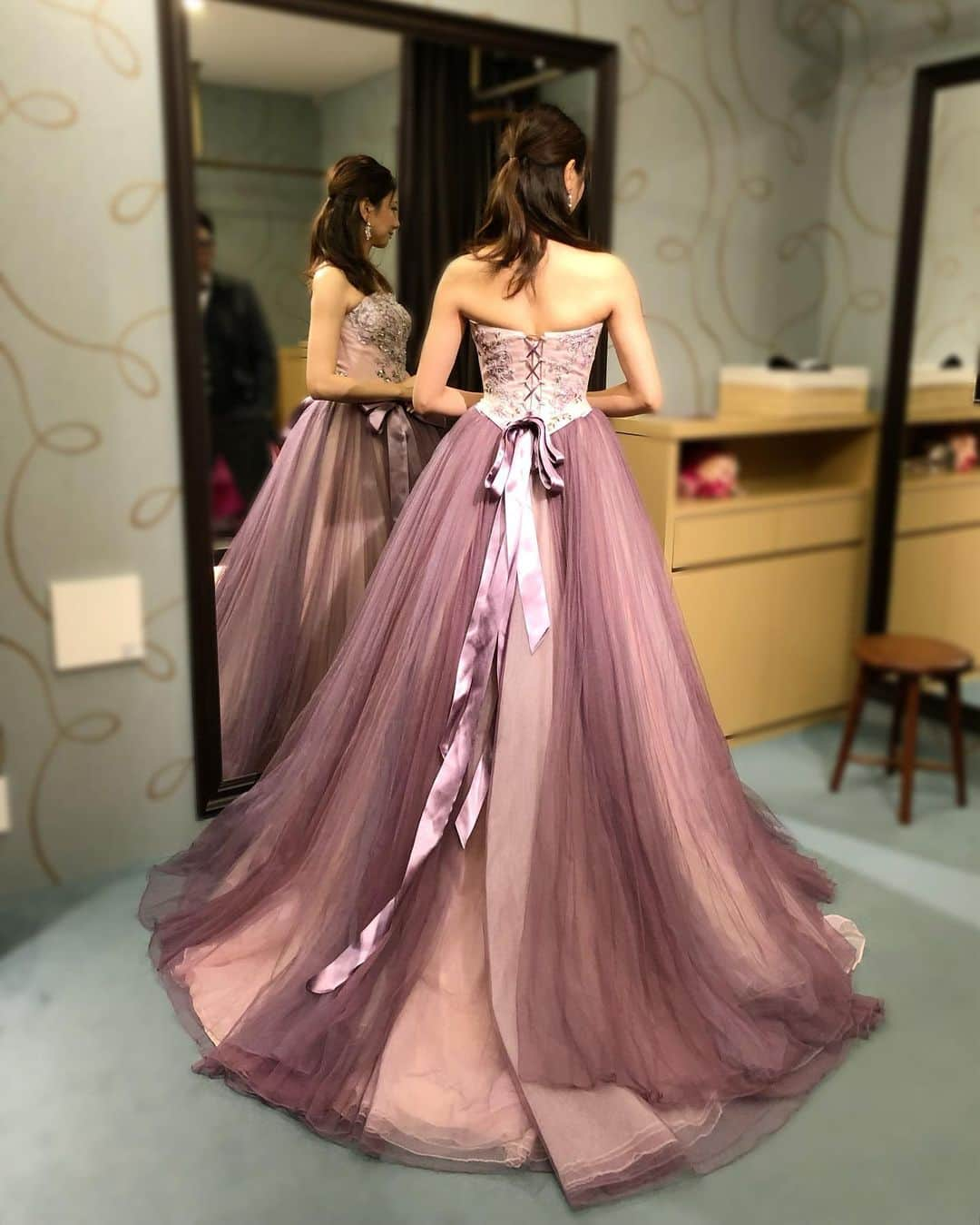 鈴木蛍のインスタグラム：「ウェディングドレスFitting⑩👰🏻‍♀️  親友にススメられて着たジャスミンと言うドレス👗 とても人気らしく試着スケジュールがなかなか取れなかった多忙なドレスさん‼︎ デザインもかわいいし、形も素敵だけど、なんだかちょっと自分にはしっくり来ず🤔 可愛過ぎたかな？  #aryukiko #アールユキコ #ウェディングドレス #お色直し #カラードレス #lemariage #ルマリアージュ #試着 #結婚式 #結婚式ドレス」