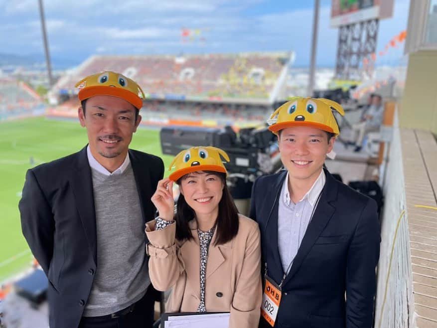 松下翔太郎さんのインスタグラム写真 - (松下翔太郎Instagram)「・ ・ 【J2第12節 清水エスパルス2-0◯栃木SC】 解説: #西部洋平 さん　リポーター: #鬼頭里枝 さん  昨日は公式映像DAZNの実況担当でした🎤 エスパルスは3試合連続の複数得点＆無失点で3連勝！  2点目を決めたのは、3試合ぶりの出場だった北爪選手。  「チームが勝つほど試合に出たい気持ちが強くなる。 　直近で試合に出られなかった自分が結果を残せば、 　　　　　　　　　　　　　若手にも勇気を与えられる」  今日が誕生日、まさに有言実行のバースデーゴール！ スピード＆スタミナキングがまた結果を出しました。 今のエスパルスの競争は凄まじいですね...  さて、エスパルスは昨日で「8位」に上がり、 ようやくの1桁順位！首位との勝ち点差は「8」です🟠  #Ｊリーグ #spulse#静岡#清水#エスパルス#栃木SC#栃木#宇都宮 #栃木SCの選手達は #試合前に一列に並んでエスパルスサポーターにも挨拶 #そんな素晴らしい光景もあったゲームでした」4月30日 16時01分 - shotaro_matsushita_