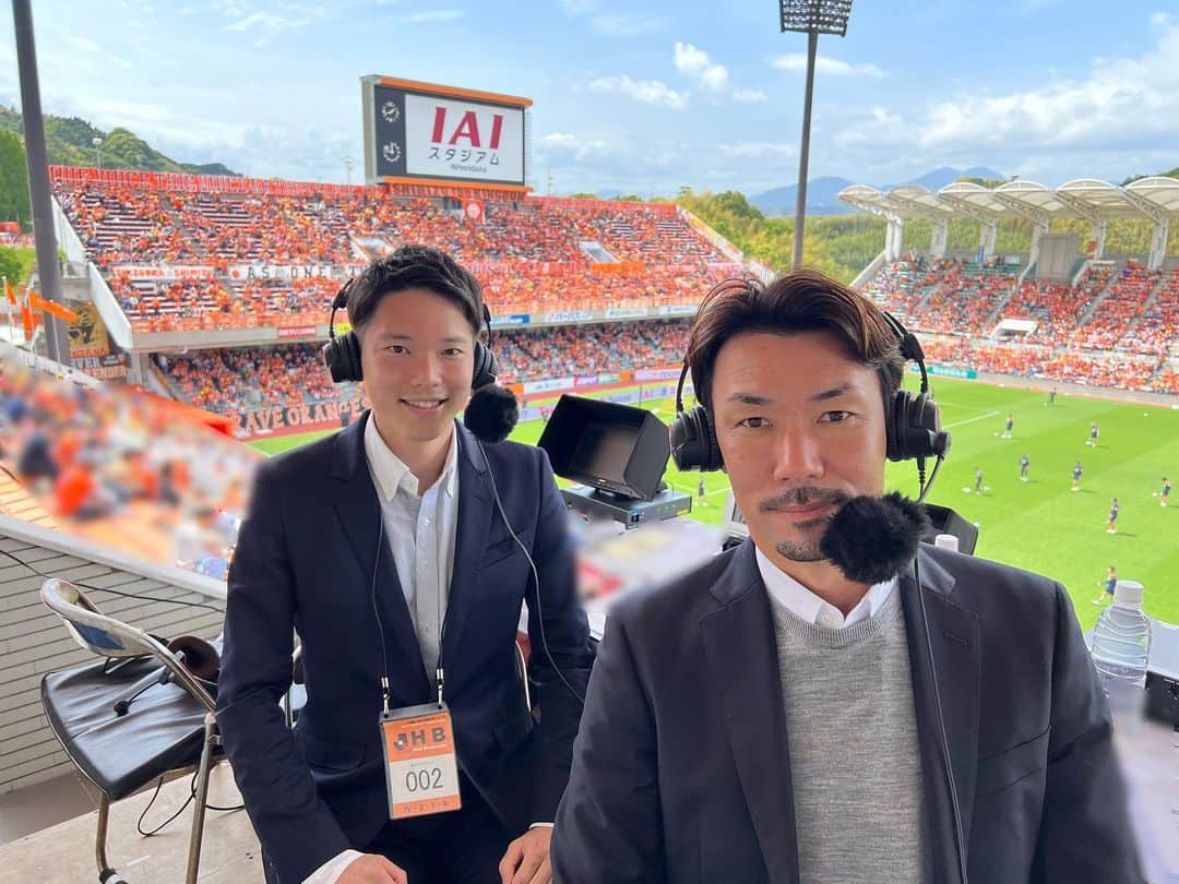 のインスタグラム：「・ ・ 【J2第12節 清水エスパルス2-0◯栃木SC】 解説: #西部洋平 さん　リポーター: #鬼頭里枝 さん  昨日は公式映像DAZNの実況担当でした🎤 エスパルスは3試合連続の複数得点＆無失点で3連勝！  2点目を決めたのは、3試合ぶりの出場だった北爪選手。  「チームが勝つほど試合に出たい気持ちが強くなる。 　直近で試合に出られなかった自分が結果を残せば、 　　　　　　　　　　　　　若手にも勇気を与えられる」  今日が誕生日、まさに有言実行のバースデーゴール！ スピード＆スタミナキングがまた結果を出しました。 今のエスパルスの競争は凄まじいですね...  さて、エスパルスは昨日で「8位」に上がり、 ようやくの1桁順位！首位との勝ち点差は「8」です🟠  #Ｊリーグ #spulse#静岡#清水#エスパルス#栃木SC#栃木#宇都宮 #栃木SCの選手達は #試合前に一列に並んでエスパルスサポーターにも挨拶 #そんな素晴らしい光景もあったゲームでした」