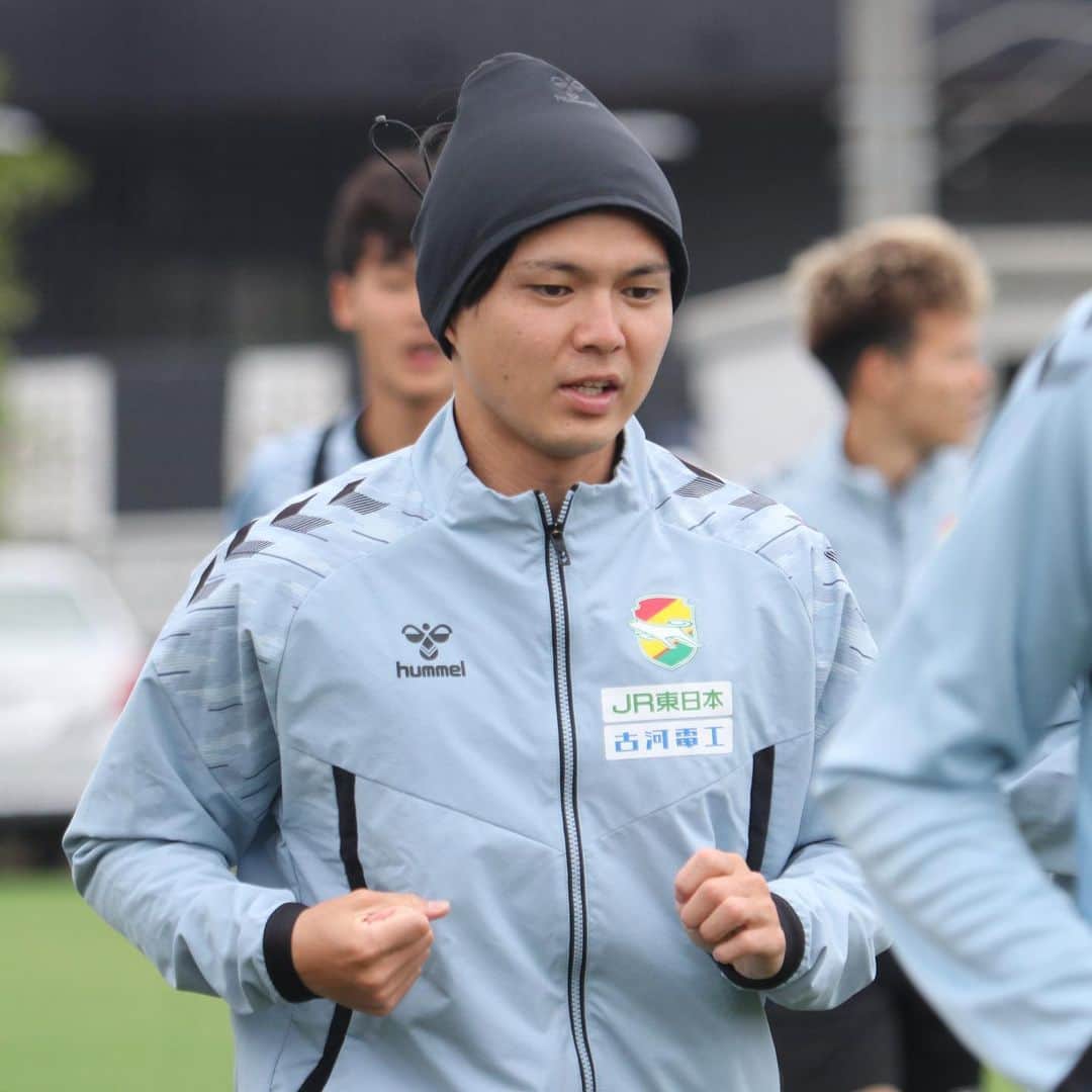 ジェフユナイテッド市原・千葉のインスタグラム：「#4月30日  本日のユナパをお届け⚽️  今朝は春の嵐☔️💨 に見舞われたユナパ🏟 水曜日の山口戦へ備えます💪  #jefunited #ジェフ千葉 #ユナパレポ #jleague #winbyall」