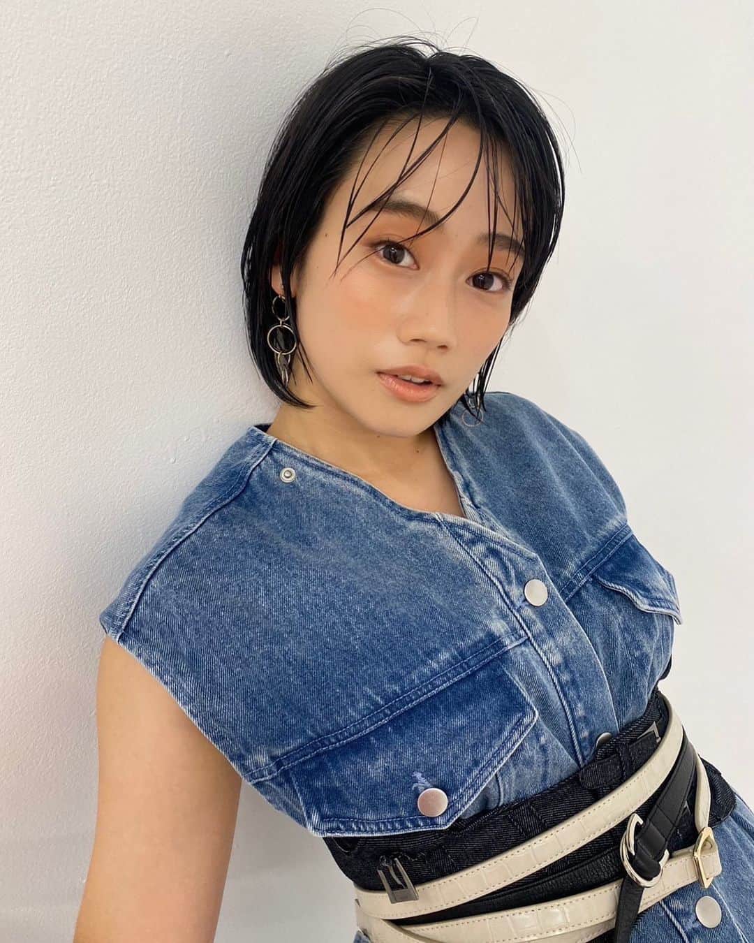 山内優花のインスタグラム：「衣装とヘアメイク 照明に音楽 小道具にセット カメラマンや監督や演出家  私はいつだって 沢山の人にその瞬間 輝けるあらゆる方法を 身につけてさせてもらって、 そこに立つことができる。 そのありがたさと凄さは 言葉では言い表せないほど。 それは本当に魔法。  でも、だから、 それと同じだけ、 私が日常生活から、 私であることをしっかりと 自立させなければ、その瞬間を 成り立たせることはできないと 痛感するばかり。  私の力不足をあらゆる方面で 感じて心が折れそうになった １週間の最後に、とても 楽しい撮影をすることができて、  嘆くばかりではなく 嘆きたいほど悔しいことに 出会えたという伸び代に 胸を躍らせた方がいいんだと 気がつくことができた。  そして、落ち込んだ時こそ、 私たちは、 "何にもできないわけではない" ということも忘れてはいけない。  photo by @ne_708  写真の出来上がりも楽しみ。」