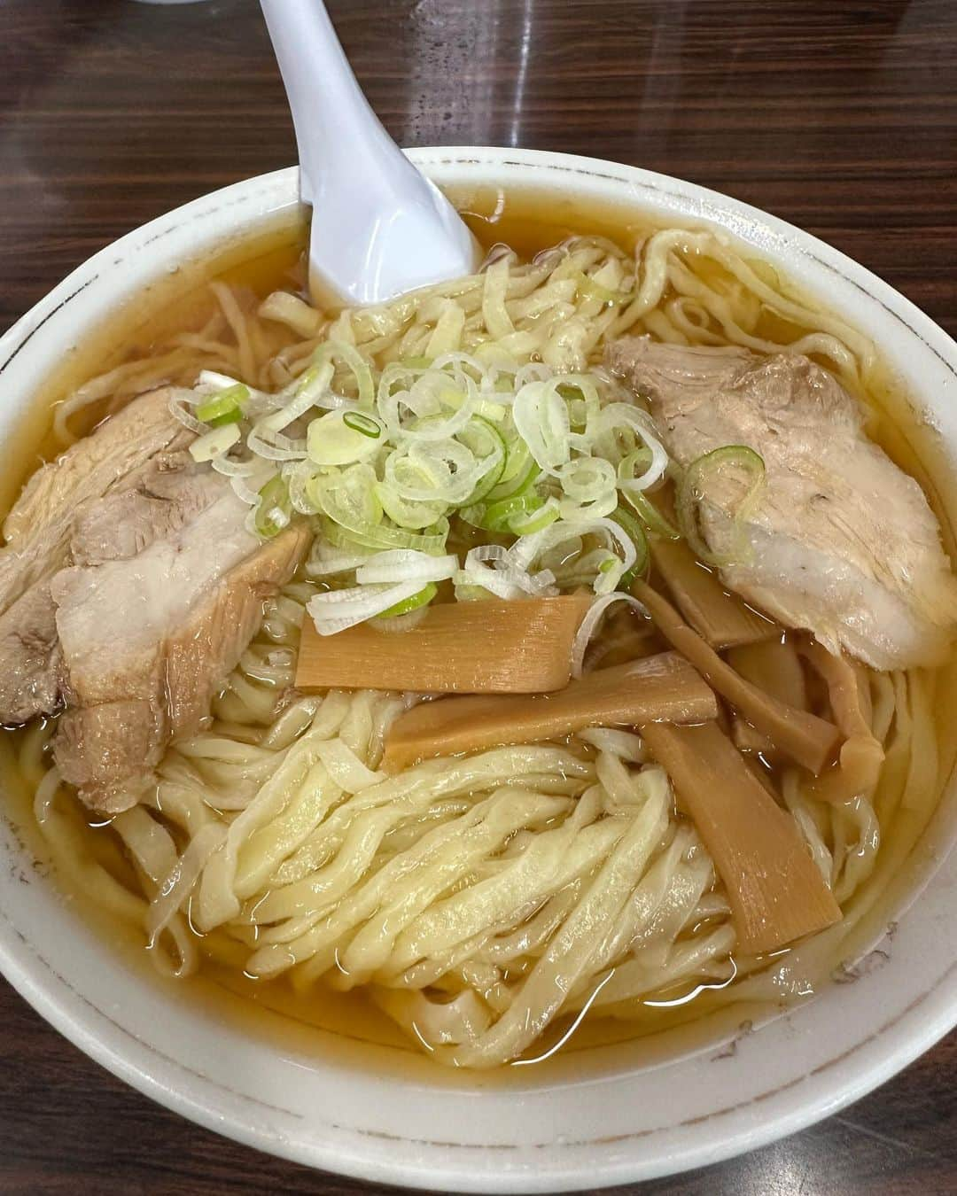 ハチミツ二郎さんのインスタグラム写真 - (ハチミツ二郎Instagram)「佐野ラーメンを食べに来た。森田屋総本店。佐野ラーメン何軒か周ったけどここがオレが1番好きな佐野ラーメン。 この店の事を酷評する輩もいるけどオレは自分の舌を信じてるから他人の評価は気にせず好きな店に行く。 いつもひと口目が美味い。名店。  #佐野ラーメン #ラーメン #ramen」4月30日 16時13分 - jirohachimitsu