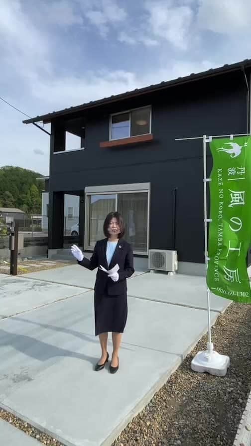 株式会社吉住工務店 丹波｜風の工房のインスタグラム：「【完成見学会】篠山西吹の家 現在販売中の篠山西吹の家が完成しました！  本日から5/7(日)まで、見学会を実施していますので、ぜひぜひお越しください✨  建物の詳細とご予約はHPからどうぞ☺️ @le.vent.de.tamba   #完成見学会 #吉住工務店 #丹波風の工房 #SimpleStyle #エアパス工法 #家づくり #マイホーム」