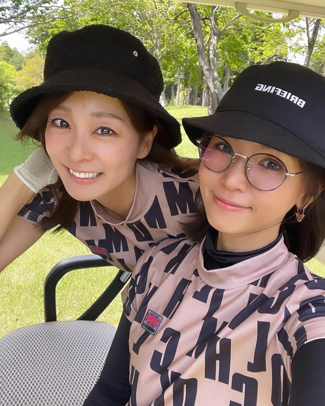 相川友希さんのインスタグラム写真 - (相川友希Instagram)「気がつけば4月ラスト♡ 今月もgolf堪能しました❣️ 動画で見ると直さなきゃなところだらけ！！この時代に感謝だねっ♡@yukina0802 📷ありがとう🥰 みんなで、100ギリgolf🙌  茂原の近くのゴルフ帰り、ぜひ寄ってみて欲しいお団子屋さん🍡 『菓匠マルヤ』 #あすみ団子　#マルヤ　検索してみてねっ♡ 4枚目の写真のあすみ団子タレがとてもとてもオススメだよ⤴︎ 食細い私でも何本も一気にぺろり！幸せ〜なの❣️#ヨダレ　#美味しい 夕方近くなると売り切れてる可能性大なので、ご注意をっ❗️  この日はゆきなちゃんと #偶然お揃いコーデ でした🙌 @michiko_london_golf  ゴルフ場に映え⭕️シック⭕️お気に入りのウエアです❣️ 早くゴルフ場で売ってるところも見たいなっ🏌️‍♀️ 4月もありがとう！ 5月もよろしくねっ✌︎  #今月もありがとう　#おすすめ 　#寄り道　#golf #ゴルフ」4月30日 16時19分 - yuki923a