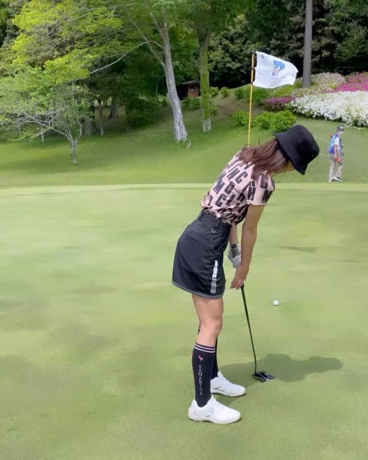 のインスタグラム：「気がつけば4月ラスト♡ 今月もgolf堪能しました❣️ 動画で見ると直さなきゃなところだらけ！！この時代に感謝だねっ♡@yukina0802 📷ありがとう🥰 みんなで、100ギリgolf🙌  茂原の近くのゴルフ帰り、ぜひ寄ってみて欲しいお団子屋さん🍡 『菓匠マルヤ』 #あすみ団子　#マルヤ　検索してみてねっ♡ 4枚目の写真のあすみ団子タレがとてもとてもオススメだよ⤴︎ 食細い私でも何本も一気にぺろり！幸せ〜なの❣️#ヨダレ　#美味しい 夕方近くなると売り切れてる可能性大なので、ご注意をっ❗️  この日はゆきなちゃんと #偶然お揃いコーデ でした🙌 @michiko_london_golf  ゴルフ場に映え⭕️シック⭕️お気に入りのウエアです❣️ 早くゴルフ場で売ってるところも見たいなっ🏌️‍♀️ 4月もありがとう！ 5月もよろしくねっ✌︎  #今月もありがとう　#おすすめ 　#寄り道　#golf #ゴルフ」