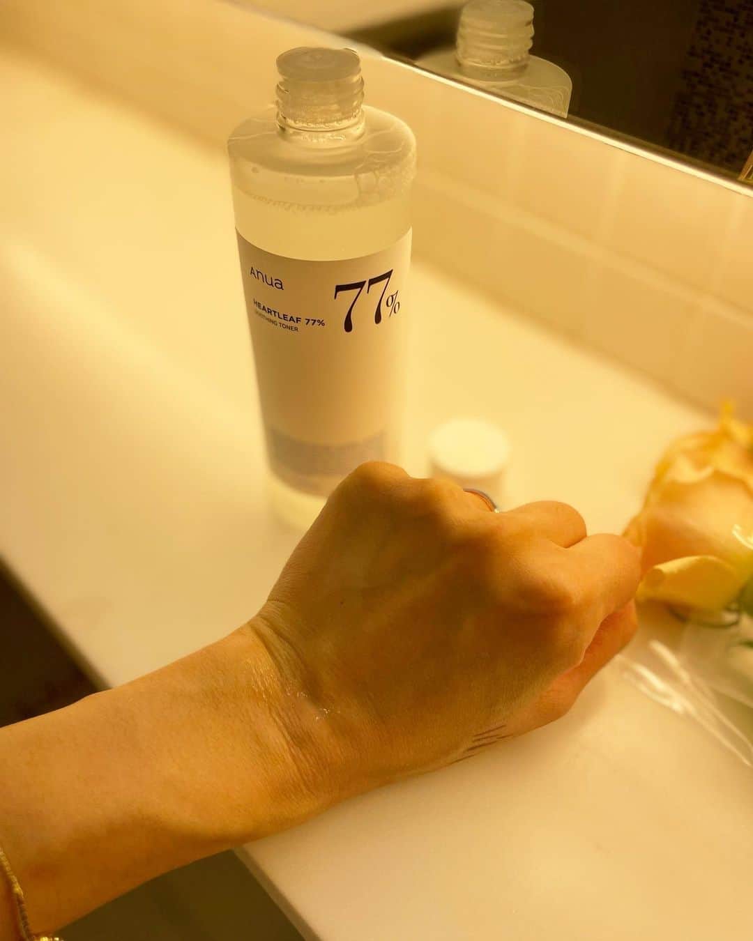 Miku Hirata 平田未来さんのインスタグラム写真 - (Miku Hirata 平田未来Instagram)「おすすめの化粧水見つけました🥺  なんと、 WWD化粧水部門1位を獲得した優れもの✨  敏感肌の方にも使えるように パッチテストを完了した低刺激の商品🫶  見た目もシンプルですが、 累計販売個数200万個も売り上げた実績あり💕  テクスチャーは、 さっぱりとしていて 使いやすいです🫶  大容量なのも嬉しいポイント😆  @anua.jp @anua_japan_review  #アヌア#Anua  #sponsored #スキンケア#韓国スキンケア#ドクダミ化粧水 #敏感肌スキンケア #敏感肌でも安心  #敏感肌ケア」4月30日 16時20分 - miku.hirata