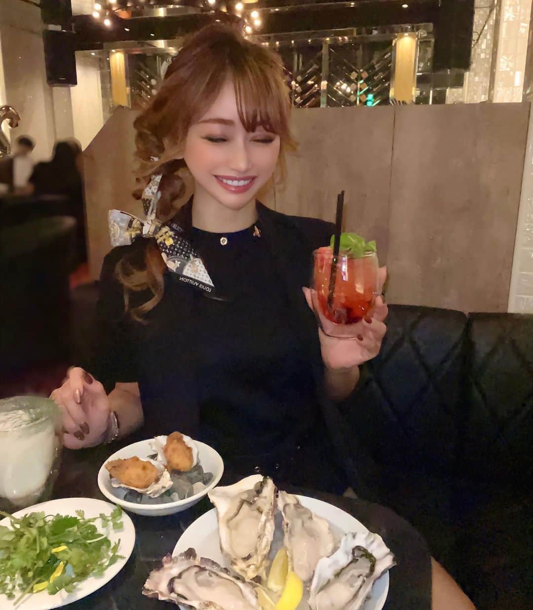 のインスタグラム：「HILL'S  LOUNGE  牡蠣とエスニック料理🥘🦪🍸  @hillslounge_nagoya   #牡蠣 #エスニック料理 #多国籍ダイニングバー #名古屋グルメ#エスニック#中華#アジア料理#スペイン料理#ホワイトステージ#星咲るい#錦#キャバクラ」