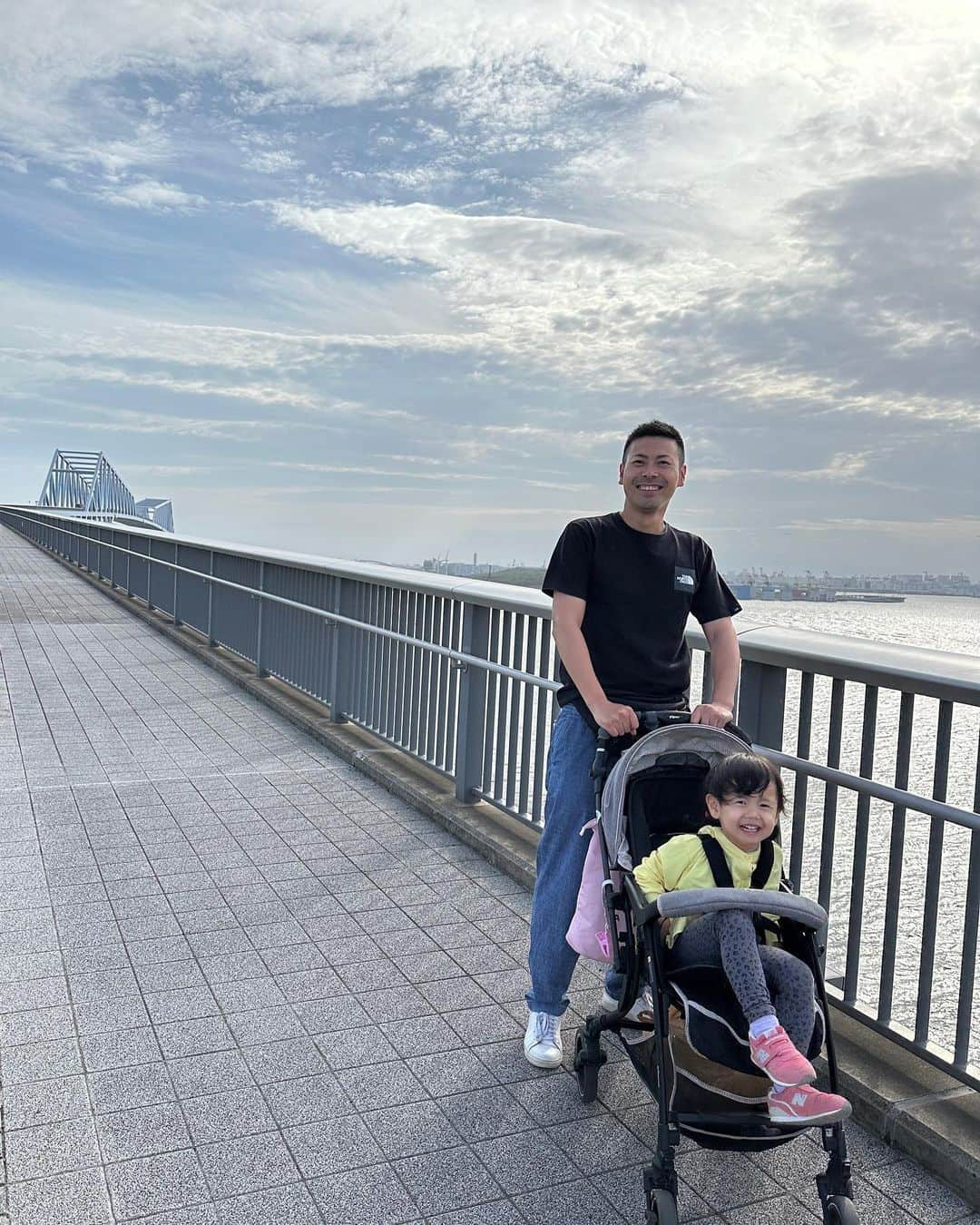 アキラ・コンチネンタル・フィーバーのインスタグラム：「happy day👨‍👩‍👧 #tokyogatebridge #東京ゲートブリッジ  #東京ゲートブリッジ若洲海浜公園」