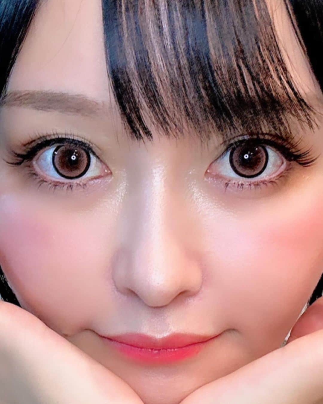 歩乃華（ほのらん）のインスタグラム：「🩵 . 今日はTikTokライブで ギャルメイクしました！ 【昔のポップティーンのイメージ🥹】  コメントでみんなに コスメとつけま選んでもらって 配信楽しかった🥰  んで20代で一番濃いメイクでした🥹笑 ⚫︎二重幅広げる ⚫︎目尻跳ね上げ ⚫︎下のアイライン ⚫︎上下つけまつげ してみたんですけどどうですか？🥹 . まぁ今からすぐメイク落とすけども  #ギャル #ギャルメイク #gal」