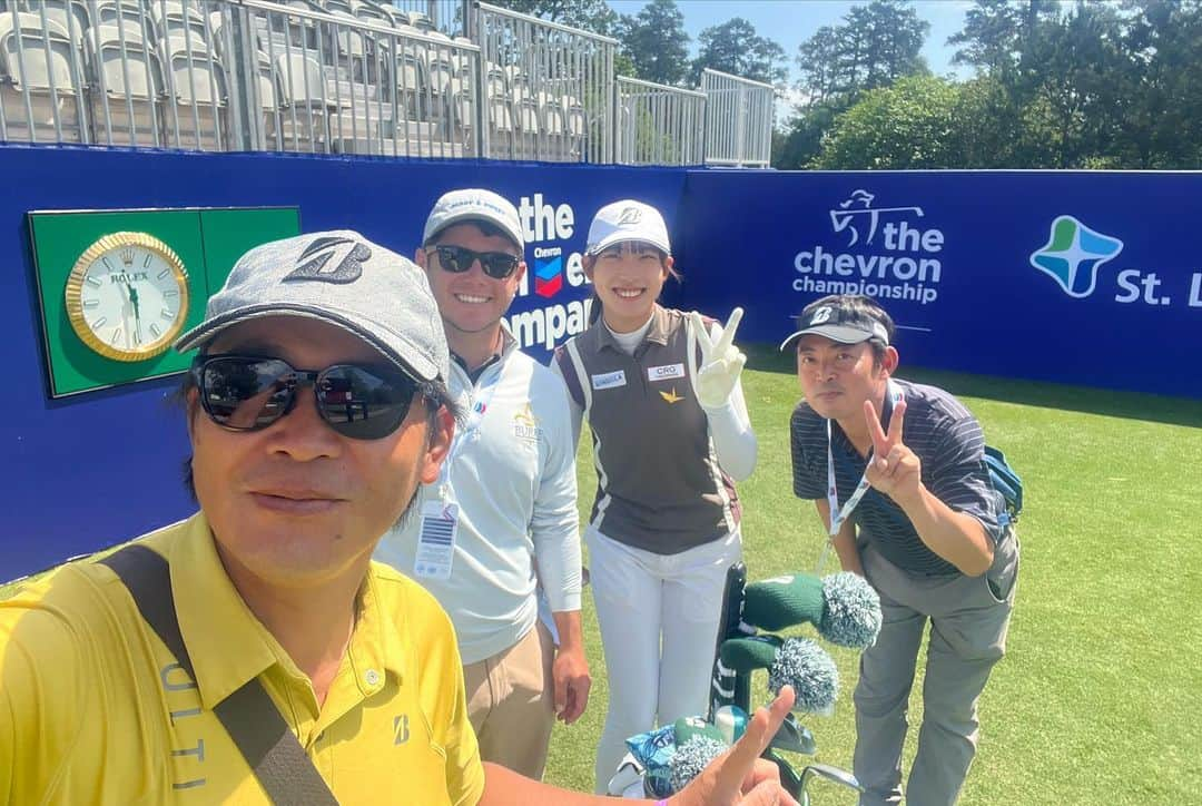 馬場咲希さんのインスタグラム写真 - (馬場咲希Instagram)「【The Chevron Championship】  昨年全米女子アマを優勝したことによって、今年４つの海外メジャーに出場する権利を頂きました。  そして最初のメジャーは 「シェブロン選手権」  結果は予選落ちでした。 アメリカでの試合はとても楽しいので、最後まで戦いたかったです。ショットが不調でなんとかアプローチやバンカーショットで耐えて耐えてのゴルフをしました。バーディーを取るのではなく、パーを取るのにとにかく必死でした。  また、初めての日没サスペンデッドも経験しました。夜8時までラウンドし、残ったホールは次の日の朝プレーする。海外試合の楽しさだけでなく、厳しさもいくつか学びました。  オーガスタ女子アマからシェブロン選手権終了までの約1ヶ月間、アメリカでの生活は初めての体験ばかりでとても楽しく、充実した1ヶ月でした😳  このような経験を積む事を可能にしてくれるスポンサーの皆さん、本当にありがとうございます。  また、現地サポートしてくれたBRIDGESTONE、テリーさん、お父さんやいつも色々応援してくれる皆さん、アメリカの試合で会えるギャラリーの皆さん、ありがとうございました😊  楽しかったな〜。  来週から国内の試合に出場します！しっかり調整できるよう頑張ります👊🏻  応援してくれた皆さんありがとうございました😊  #chevronchampionship  #bridgestone #bridgestonegolf #1piu1uguale3 #trussputter #underarmour #青梅ゴルフ倶楽部 #フォレスト鳴沢ゴルフカントリークラブ #gmg八王子ゴルフ場 #村田忠男 #ゴルフ女子 #ゴルフ #ゴルフ好きな人と繋がりたい #スポーツ #sports #golf」4月30日 16時33分 - teba_.425