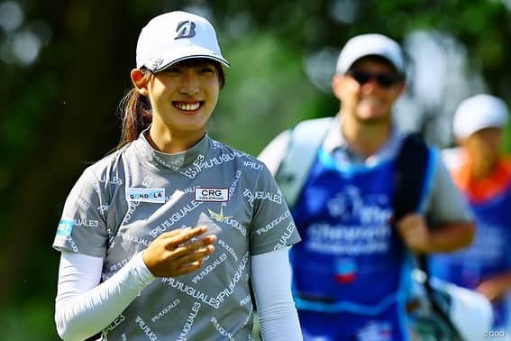 馬場咲希さんのインスタグラム写真 - (馬場咲希Instagram)「【The Chevron Championship】  昨年全米女子アマを優勝したことによって、今年４つの海外メジャーに出場する権利を頂きました。  そして最初のメジャーは 「シェブロン選手権」  結果は予選落ちでした。 アメリカでの試合はとても楽しいので、最後まで戦いたかったです。ショットが不調でなんとかアプローチやバンカーショットで耐えて耐えてのゴルフをしました。バーディーを取るのではなく、パーを取るのにとにかく必死でした。  また、初めての日没サスペンデッドも経験しました。夜8時までラウンドし、残ったホールは次の日の朝プレーする。海外試合の楽しさだけでなく、厳しさもいくつか学びました。  オーガスタ女子アマからシェブロン選手権終了までの約1ヶ月間、アメリカでの生活は初めての体験ばかりでとても楽しく、充実した1ヶ月でした😳  このような経験を積む事を可能にしてくれるスポンサーの皆さん、本当にありがとうございます。  また、現地サポートしてくれたBRIDGESTONE、テリーさん、お父さんやいつも色々応援してくれる皆さん、アメリカの試合で会えるギャラリーの皆さん、ありがとうございました😊  楽しかったな〜。  来週から国内の試合に出場します！しっかり調整できるよう頑張ります👊🏻  応援してくれた皆さんありがとうございました😊  #chevronchampionship  #bridgestone #bridgestonegolf #1piu1uguale3 #trussputter #underarmour #青梅ゴルフ倶楽部 #フォレスト鳴沢ゴルフカントリークラブ #gmg八王子ゴルフ場 #村田忠男 #ゴルフ女子 #ゴルフ #ゴルフ好きな人と繋がりたい #スポーツ #sports #golf」4月30日 16時33分 - teba_.425