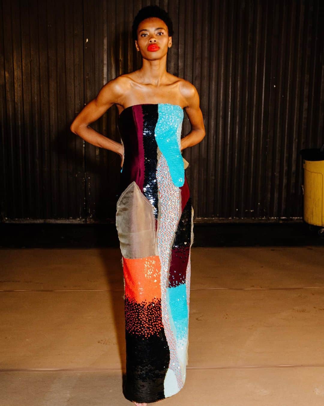 Vogueさんのインスタグラム写真 - (VogueInstagram)「Tonight inside the Brooklyn Navy Yard, designer @ChristopherJohnRogers debuted his “collection 012.” The runway was filled with plenty of Rogers’s typical calling cards, along with some elements of surprise. Tap the link in our bio to see every look. Photographed by @hunterabrams.」4月30日 16時35分 - voguemagazine