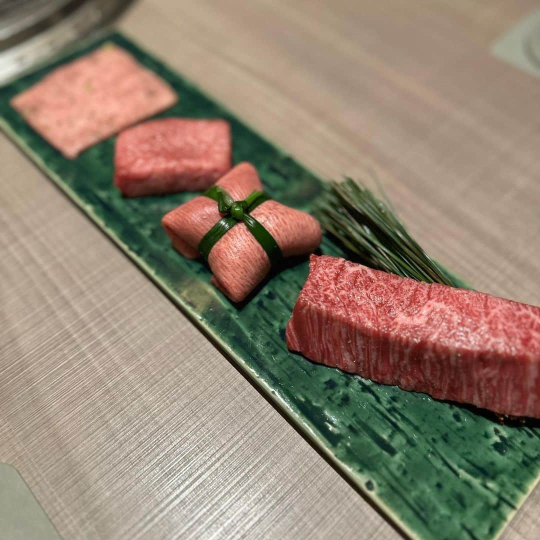 黄皓さんのインスタグラム写真 - (黄皓Instagram)「昨日は肉マニアの @exxxile_shokichi と肉会してきた🤤  前にも一度地方に肉遠征一緒に行かせていただいたんだけど本当に食に対して、肉に対してリスペクトがすごいし、いつも真剣なShokichiさん。 そんなShokichiさんがなんとなんと、著書『肉主義ニクイズム』を出版🔥🔥🔥  忖度なしで全国の肉100名店が載っていたり、肉への愛、肉を使ったもてなし方が書いてあるかなり素人からマニアからグルメまで役に立つ本でした🤤  そんな @exxxile_shokichi さんや 肉界の重鎮 @nikuterrorist も一押しの西麻布 うし松で最高のコースを頂きました🔥  二次会はクリスマスにも行った大好きな 西麻布es @okido.es の手料理とワインをいただきました🤤」4月30日 16時36分 - haohaohaokun