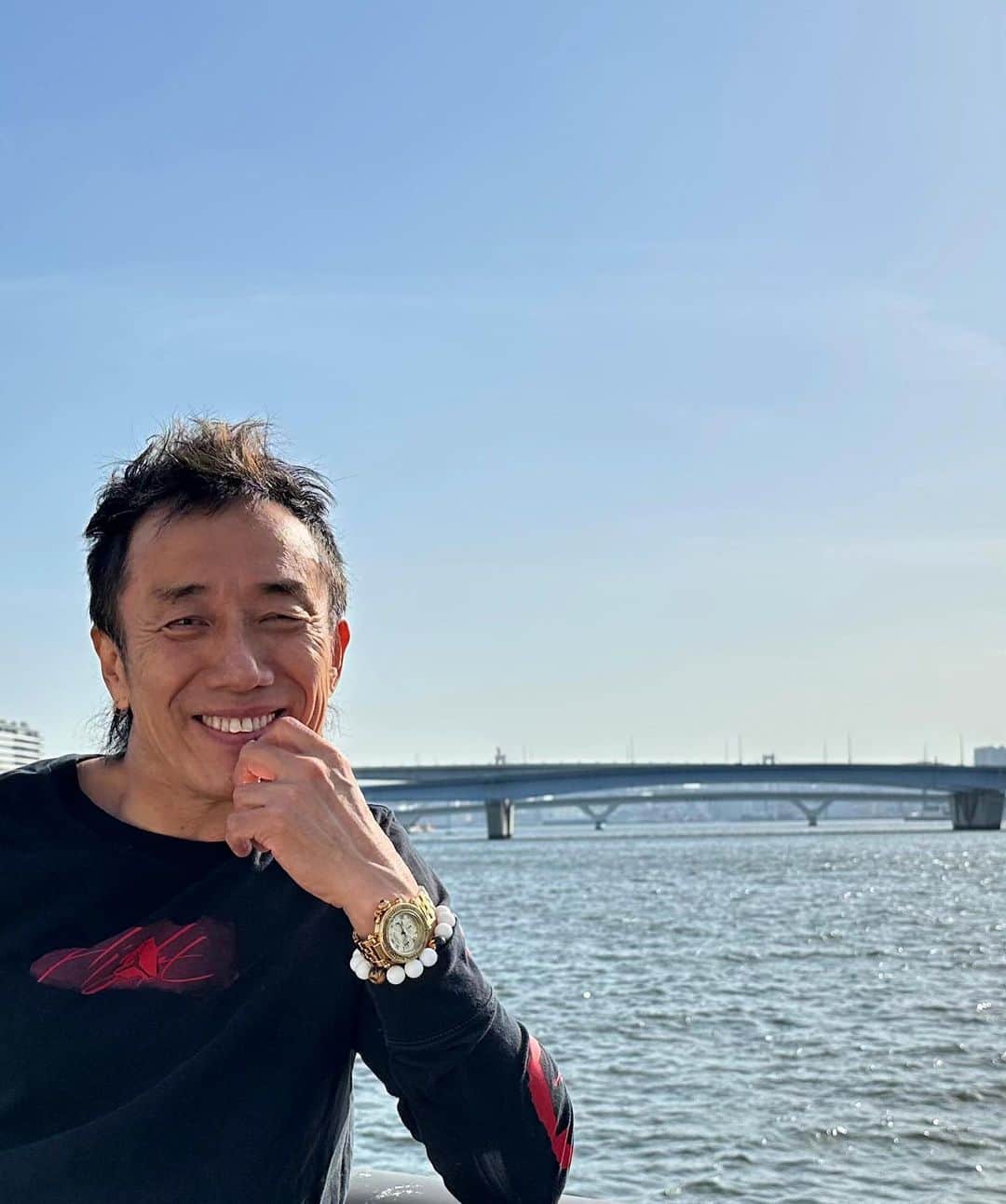 のインスタグラム：「.  人が怒る 人が笑う 人が泣く  すべては自分にある  責任とか裁判官的判決的なものではなく人は鏡  うつるのは自分  わたしは、人を通して、わたしを知る  人に傷つけられた 人に怒られた 人に泣かれた  人は人を攻めこむ その方が楽だ  自己の正当化は自分ではなく 人そのもの顔  瞬き 唇 眉間  たった半径10㎝強の顔に全てが瞬時に宿る  笑顔には本物と偽物があり 注意深く見つめるとわたし自身の汚れが写しだされたりする  わたしはあまり笑わなくなった  幼い頃、誰もが親に導かれ あやされ、優しさに包まれたならば 月夜の晩の路地裏で血まみれになる場所など選びはしない  わたしは怒る 良く怒る  ずるい人間の勘違いの論理に良く怒る なまける奴にも良く怒る 三回約束して守らない奴にも怒る  怒った後に傷つく 理解されないことに傷つく  しかし 二つ目の朝には怒りの微塵も無い  怒った自分に自責がのしかかり 生きていくのもつらくなる  だから怒ったことをいつも後悔するのだ  悪くなくても謝ってきた事も少なくない  つまりは自分  人を怒るも悲しませるも自分  そう深く反省をするのがわたし  嘘のようなほんとの話しだ  さて今日は、東京久々の快晴  先ほどまで共に汗をかいた仲間と外へ出た  ラーメン道一途の男だ  詩を書きラーメンを食うことは 一国の前進する為の革命だ！ と真顔でわたしに言いながらカメラを向けた  写ったわたしは笑顔である  さてこの笑顔は本物か偽物か？ そうわたしは奴に切り返した瞬間の顔だ  わたしが久しぶりに笑ったのは 麺道一途な男があまりにも優しいからだ  生涯の友とは、苦しい時こそ飛んでくる  いつかのしあわせのとんぼは いったいどこに飛んで行ったのだろう  羽根を震わせながら泣いていたんだろうに  もう笑ってしまおう  一途の男たちの大革命の為に。  　　　　　笑  #長渕剛 #nagabuchitsuyoshi #ポエム #快晴 #☀️」
