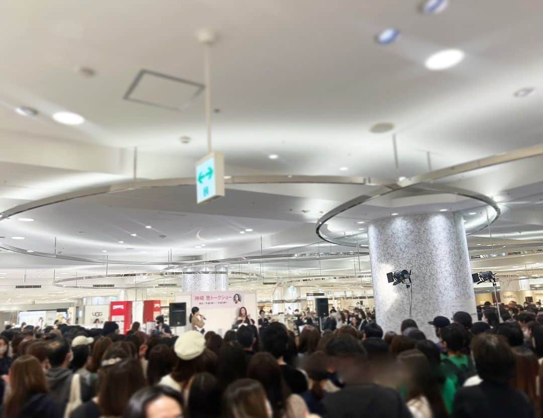 神崎恵のインスタグラム：「・ ジェイア一ル名古屋タカシマヤでのトークイベント。 1回目はファッションとライフスタイル、レスポとのコラボアイテムをテーマにお話をしました。 毎回ビューティ講座やイベントに参加してくださる懐かしいお顔をはじめ、たくさんのみなさまにご参加いただきました。 ありがとうございました🙏✨  #ジェイアール名古屋タカシマヤ」
