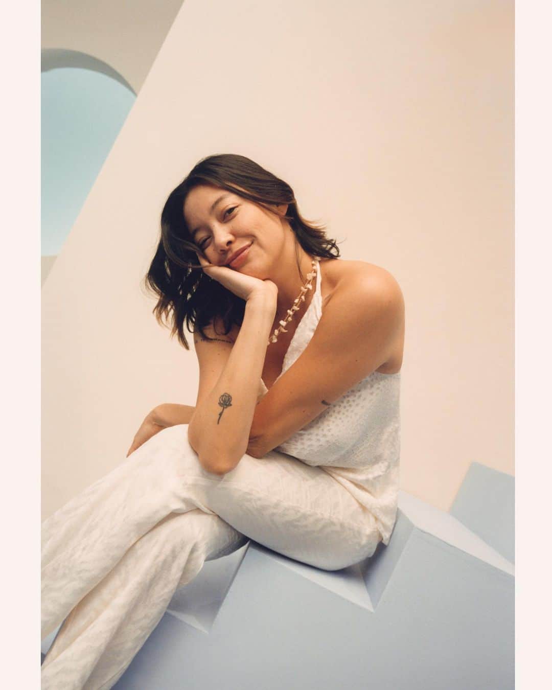 ナオミ・シマダのインスタグラム：「another lil slice of @mango 🥭💕  shot by @pablo__escudero」