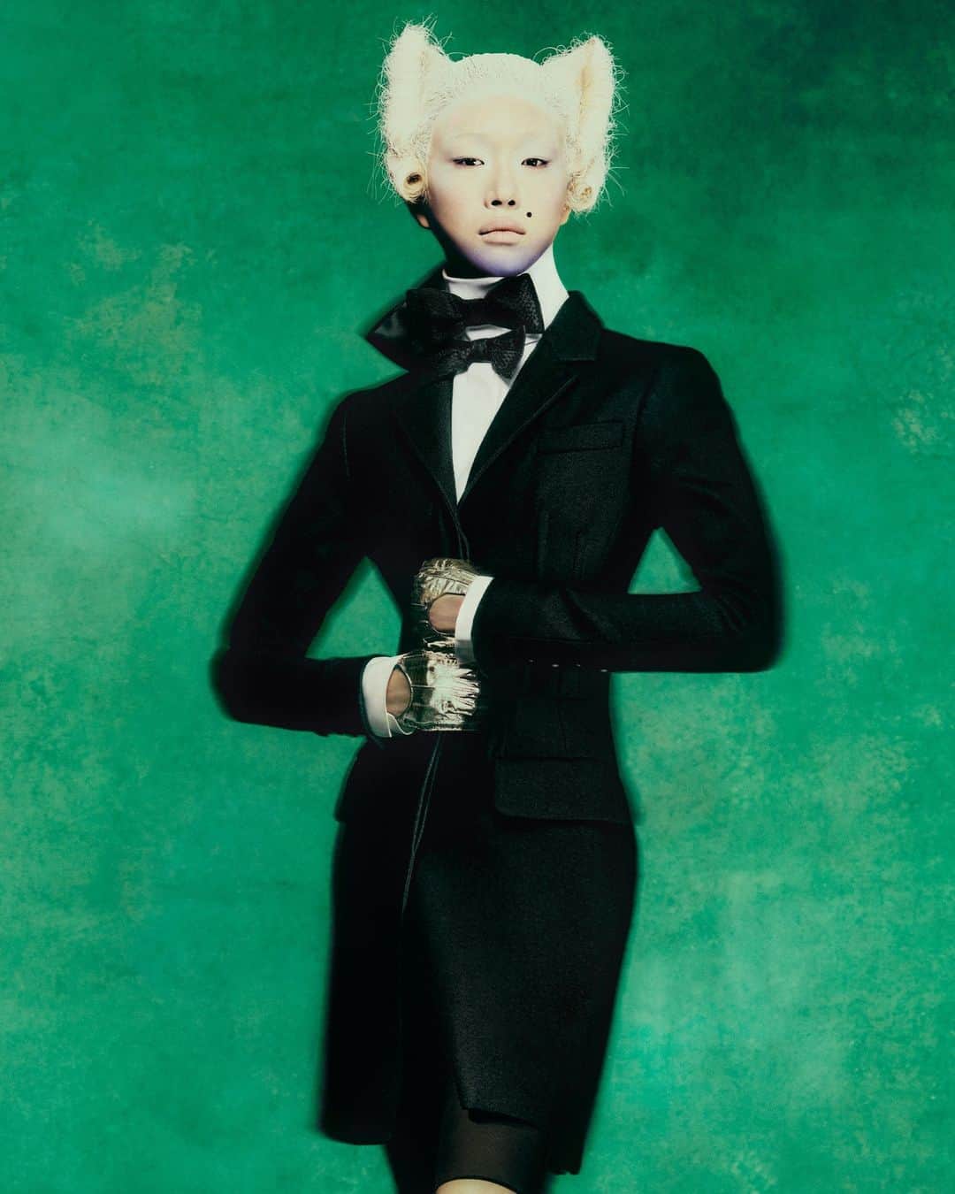 British Vogueさんのインスタグラム写真 - (British VogueInstagram)「On the eve of the #MetGala and a new exhibition honouring the late #KarlLagerfeld, @AmandaHarlech styles 16 decade-spanning looks from ‘A Line Of Beauty’, and remembers working at the side of the maestro. “Karl was a lightning conductor – he fed voraciously off positive energy,” she says in the May 2023 issue of #BritishVogue. “He could switch from house to house and from book to book like a blade of light.” Click the link in bio to see the tribute, and discover the full story in the new issue, on newsstands now.   #AnokYai and #SoraChoi photographed by @RafaelPavarotti_ and styled by #AmandaHarlech, with hair by @EugeneSouleiman and @SoichiInagaki, make-up by @AnaTakahashiii, nails by @The.FingersOfGod, set design by @IbbyNjoya, production by @ProdN_ArtAndCommerce and @RagiDholakiaProductions.」4月30日 17時00分 - britishvogue
