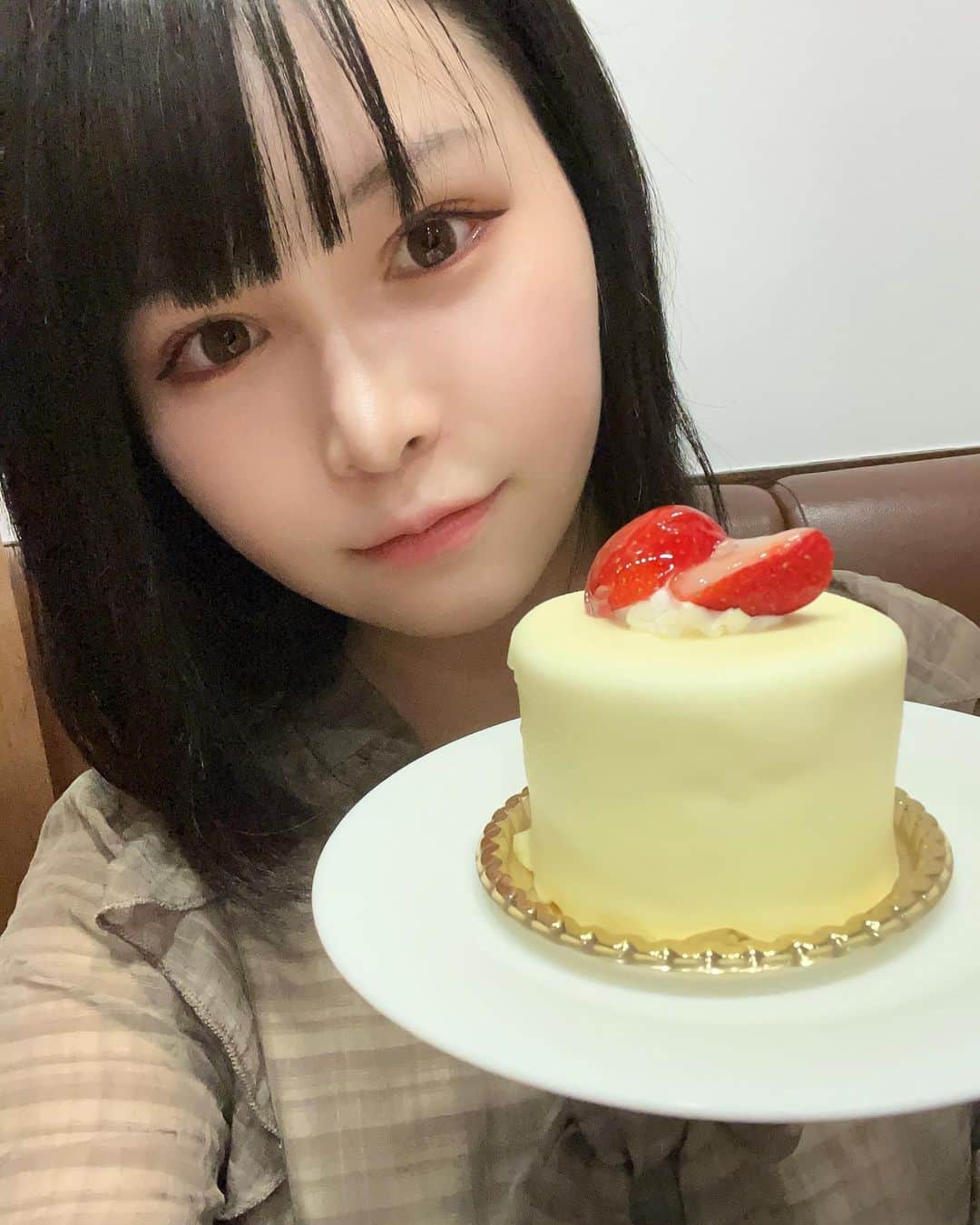 日向かえでのインスタグラム：「かわちいケーキ見つけた  #instalike #instagood #日向陽葵 #エスワン #お洒落さんと繋がりたい #フォロー返し #いいね返し #afternoontea #ケーキ #likeback #followback」