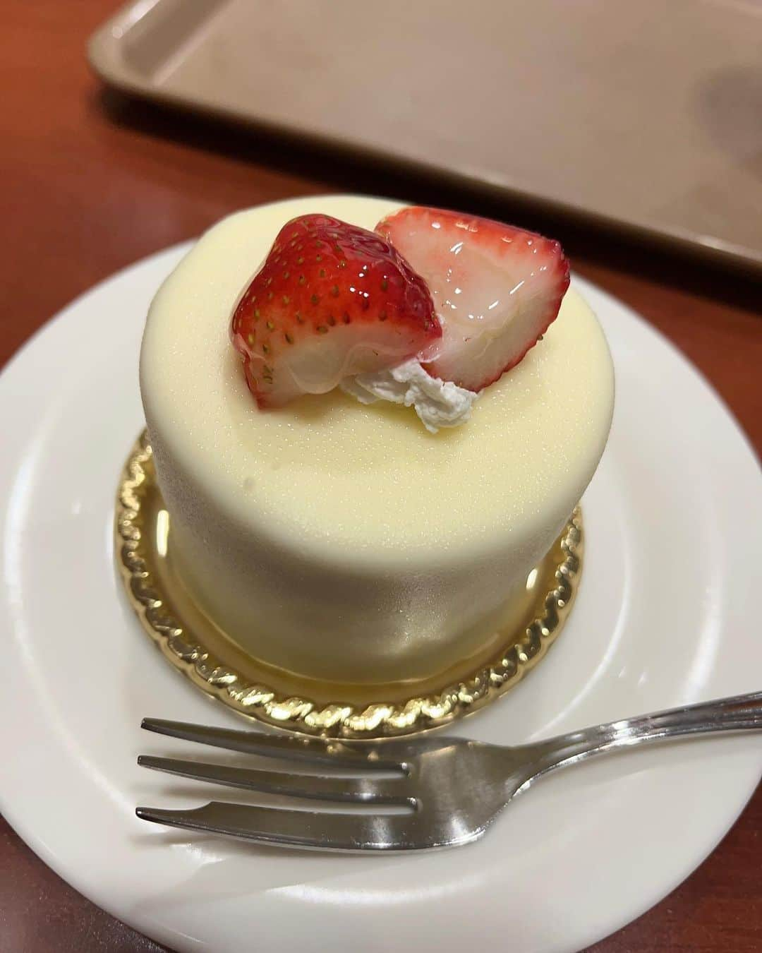 日向かえでさんのインスタグラム写真 - (日向かえでInstagram)「かわちいケーキ見つけた  #instalike #instagood #日向陽葵 #エスワン #お洒落さんと繋がりたい #フォロー返し #いいね返し #afternoontea #ケーキ #likeback #followback」4月30日 16時57分 - h__himari_