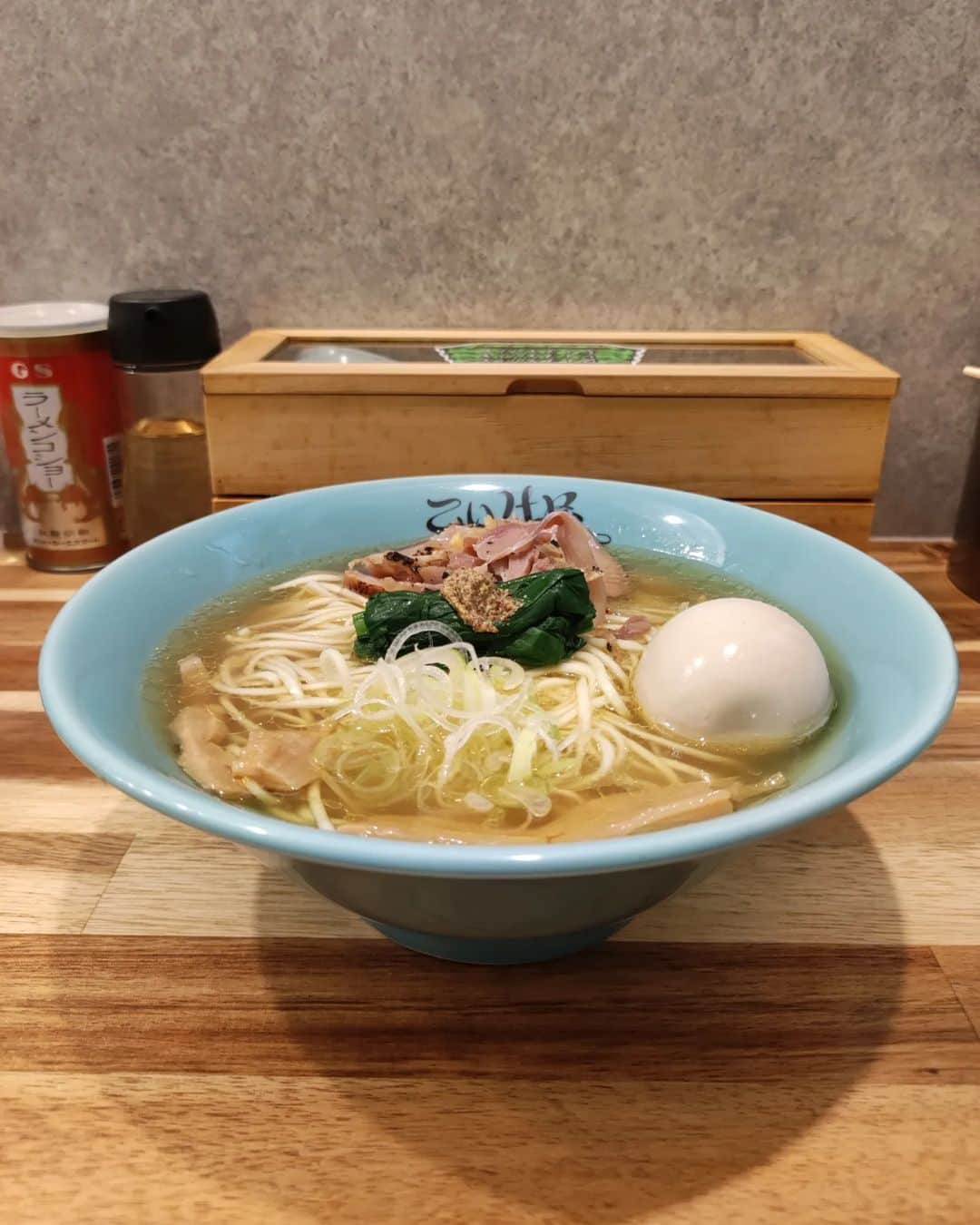 つけMen野郎のインスタグラム：「味玉シャモ中華そば 仙臺自家製麺こいけ屋分店 綠栽 気になっていた此方へ。シャモスープは出汁の力強さがあり。清湯だけどかなり濃厚な味わい。細麺と太麺を選択でき、細麺でオーダー。デフォで結構硬めな仕上がりでパツッとした麺。おいしかったす。太麺も気になりますな。それと同じくらいにとなりの五十番が気になった。というか、前から行きたいと思ってた五十番がここだったとは…」