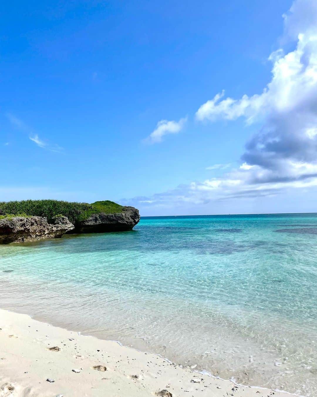 中田奈沙のインスタグラム：「Miyako island⛱️🏝️ GWは宮古島へ。 池間島のフナクスビーチは 人が自分達以外誰もいないほどの プライベート感がよいのです☺️  #miyakoisland #miyakojima #ikemaisland #ikemajima #okinawa #beach #宮古島 #池間島 #ビーチ #沖縄  #フナクスビーチ」