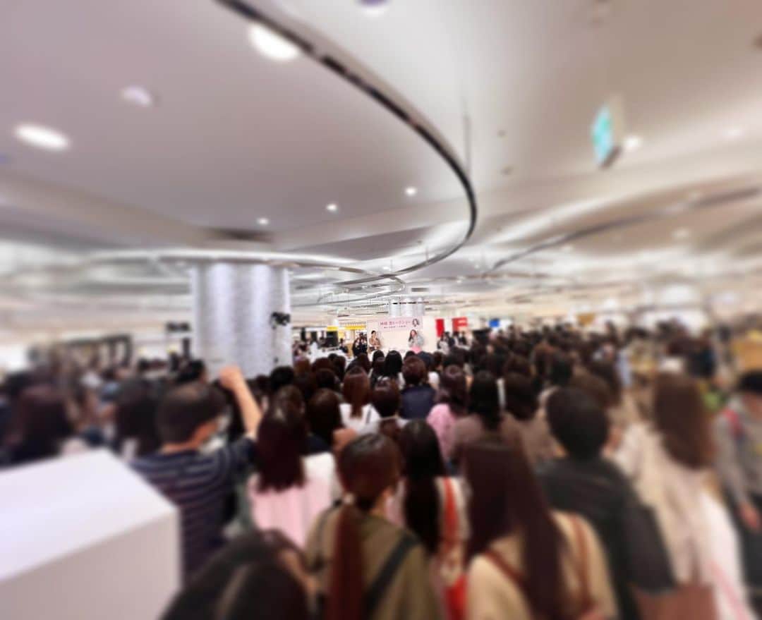 神崎恵のインスタグラム：「・ ジェイア一ル名古屋タカシマヤ トークイベント、 2回目は、メイクやスキンケアをテーマにお話をしました。 ５月９日まで開催されているWAKU WAKU GW フェスティバルでは、 わたしが選んだリップやチークの特別ブースもあります。 お買い物にいらした際は、ぜひお立ち寄りください💄 コスメやメイクの楽しみを感じていただけたら嬉しいです。  今回のイベントでは、 本当にたくさんのみなさまにご参加いただき、心から感謝申し上げます。 大型連休の初日。 貴重なお時間をいただけたこと、ご一緒させていただけたこと、 とてもとても幸せです。 ありがとうございました。  #ジェイアール名古屋タカシマヤ」