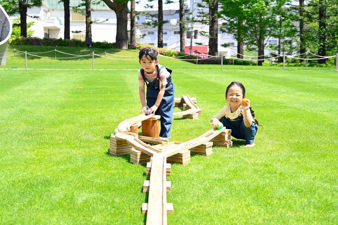 HALCALIさんのインスタグラム写真 - (HALCALIInstagram)「@chihiroishino 親娘と一緒に東京ミッドタウンの芝生広場で開催中のMIDTOWN OPEN THE PARK 2023へ💚芝生の上を裸足で駆け回って、木材で作られた遊び場やワークショップを思いっきり遊び尽くしたね😆木材で作られたチェスがあったんだけど、チェスを知らないから駒を積み木みたいにして高く積み上げて遊びはじめて😳発想力が素晴らしくて感心してしまったよ👏🏻ここ入場無料ってすごいよね🤭❤️‍🔥#midtownopenthepark2023 #picnicpark #tokyomidtown #chihiphoto」4月30日 17時18分 - yucali_halcali