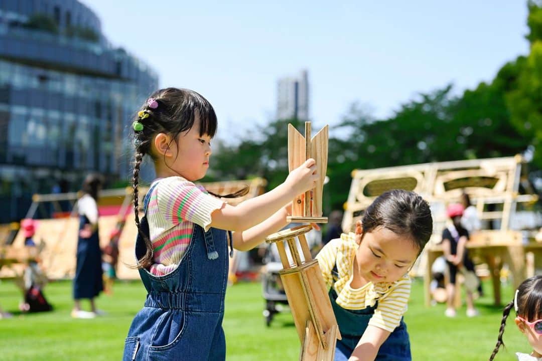 HALCALIさんのインスタグラム写真 - (HALCALIInstagram)「@chihiroishino 親娘と一緒に東京ミッドタウンの芝生広場で開催中のMIDTOWN OPEN THE PARK 2023へ💚芝生の上を裸足で駆け回って、木材で作られた遊び場やワークショップを思いっきり遊び尽くしたね😆木材で作られたチェスがあったんだけど、チェスを知らないから駒を積み木みたいにして高く積み上げて遊びはじめて😳発想力が素晴らしくて感心してしまったよ👏🏻ここ入場無料ってすごいよね🤭❤️‍🔥#midtownopenthepark2023 #picnicpark #tokyomidtown #chihiphoto」4月30日 17時18分 - yucali_halcali