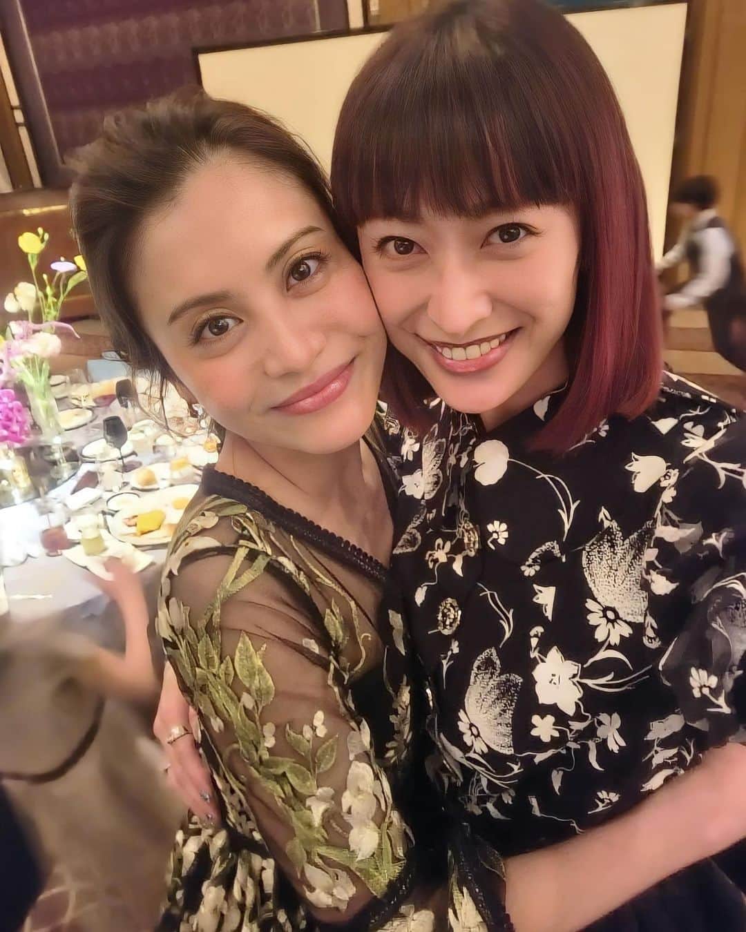 中別府葵のインスタグラム：「久々に会えた🫶 いつも自然体で優しくてチャーミングで太陽みたいな人！  15年前の写真見つけたよ優ちゃん！！笑  #出逢いは１7歳 #いつの間にか私は30代 #優ちゃんはカッコいいママ」