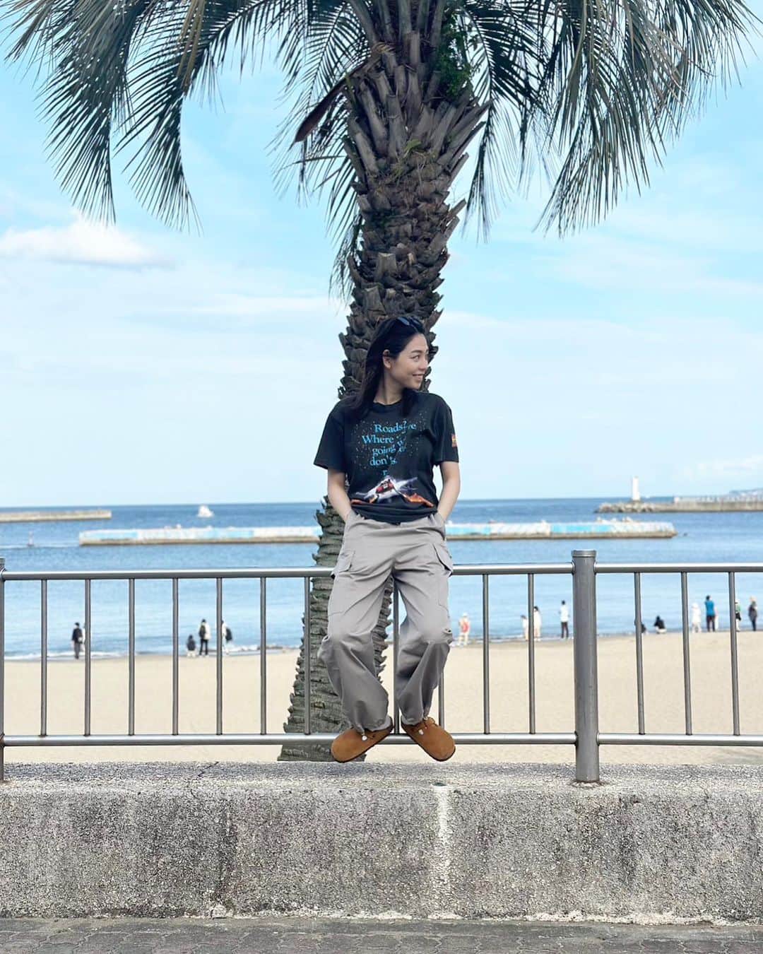 仲美咲のインスタグラム：「この日は半袖で行けたな〜 この時期の海は永遠にいれる🌊 みなさんはゴールデンウィークどこか行きますか？？  #ゴールデンウィーク #gw #海 #風がすごいね #熱海」