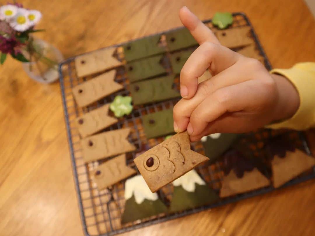 本仮屋リイナのインスタグラム：「わたしの焼いたクッキーに合わせて描いてくれた長男の絵が、⁡とてもおめでたいムード🗻🐦🍆⁡☀️⁡ ⁡⁡⁡ ⁡雨の日曜日、のんびりのんびり過ごしました☕⁡⁡ ⁡ ⁡#鯉のぼリイナ」