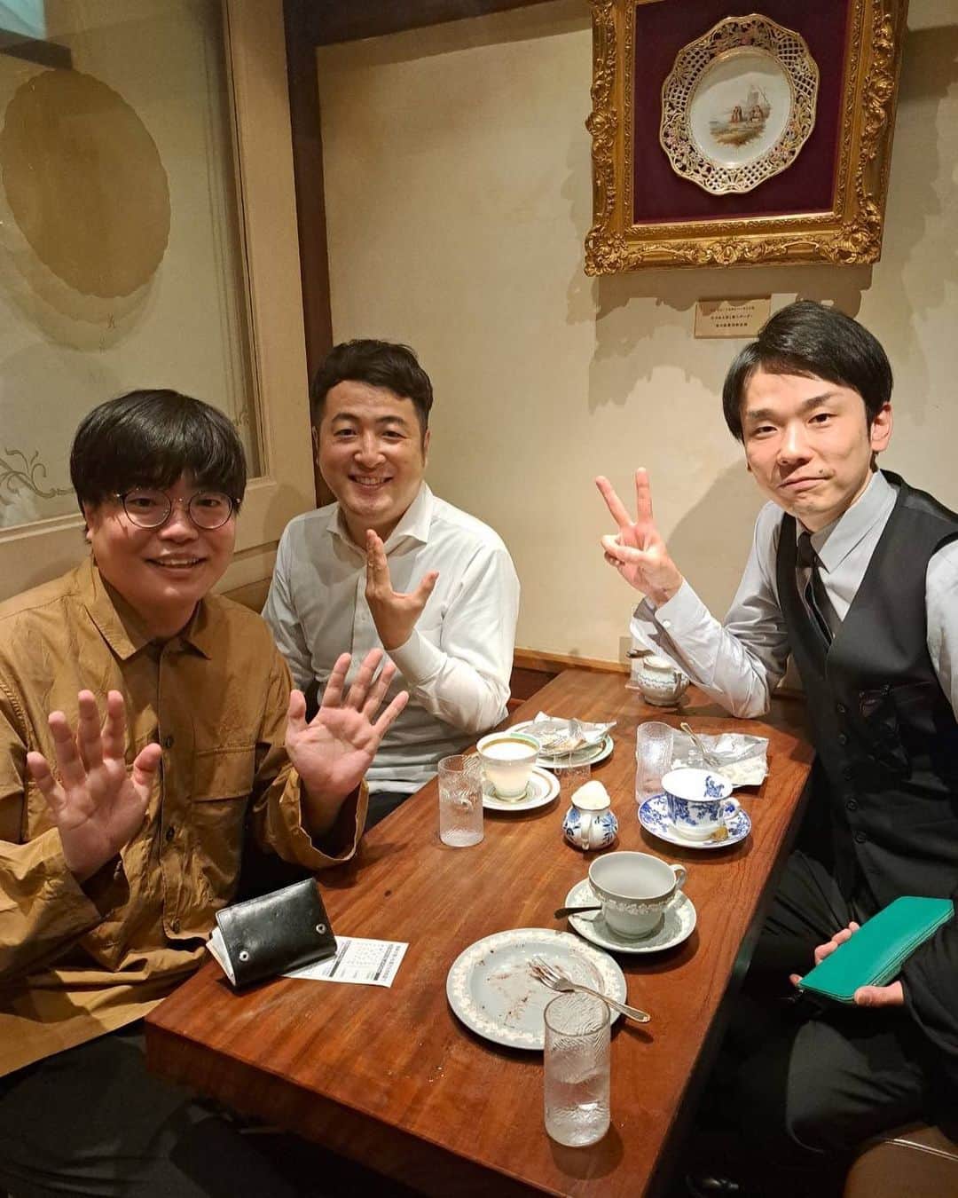 濱家隆一のインスタグラム：「ぽっちゃり同期2人と昼飯。 #ライスと和牛 #焼肉定食みたいなメンバーでしたが #昼飯は天丼とざるそばでした #楽しいだけのナイスな時間」