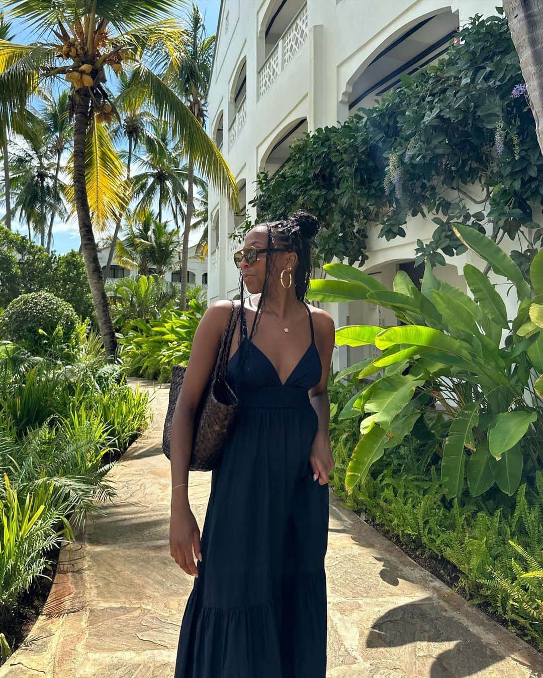 エーエルシーのインスタグラム：「Vacation style inspiration c/o @ladydianamay in the Rhodes Dress. #ALCommunity」