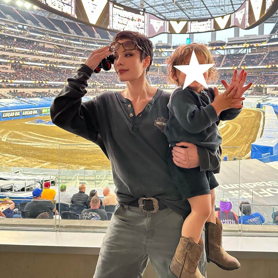 Halseyさんのインスタグラム写真 - (HalseyInstagram)「I guess no matter what your parents do, it’s cooler to like whatever’s the complete opposite. I love my monster truck kid.」5月1日 2時48分 - iamhalsey