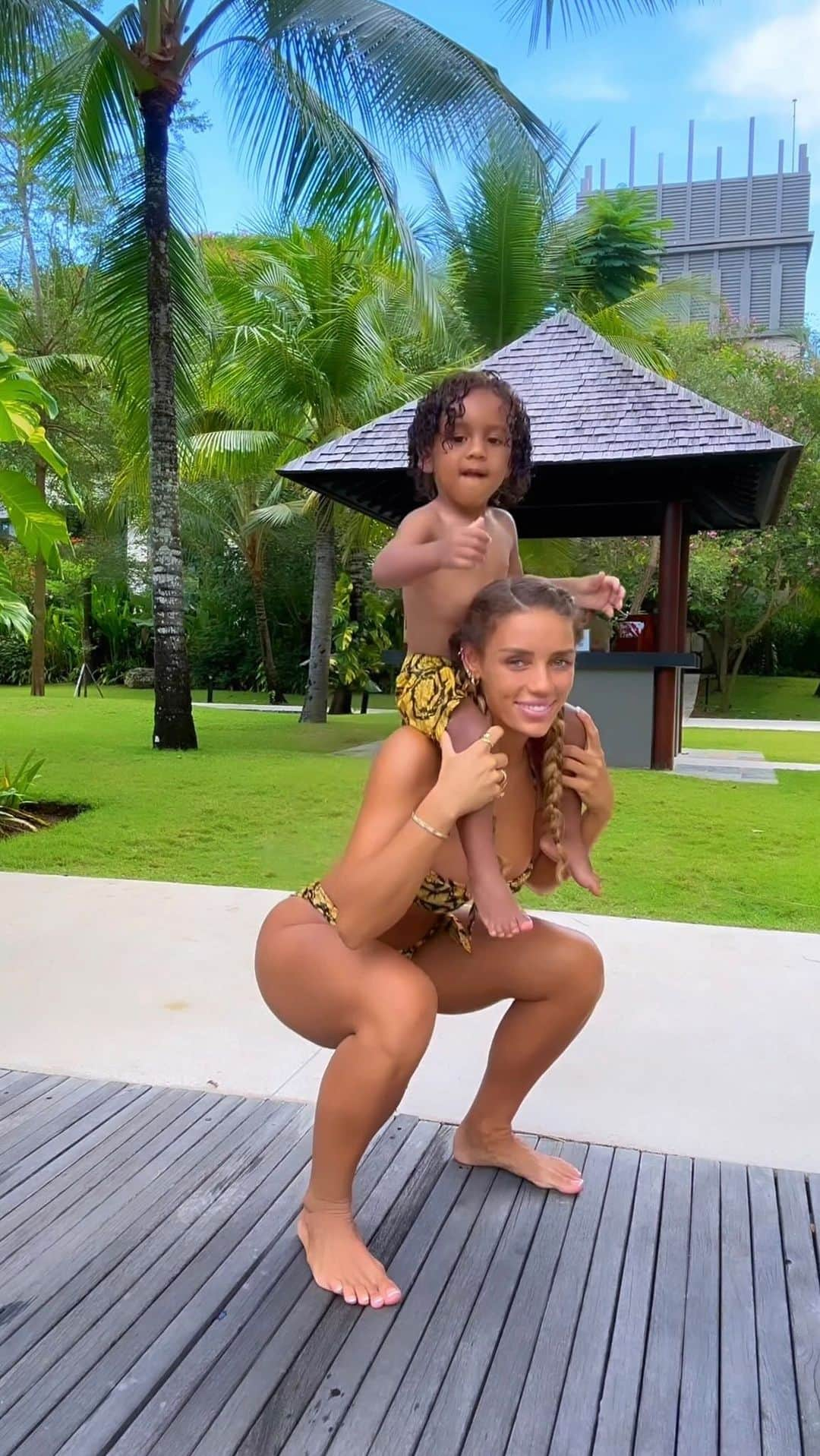 Jena Frumesのインスタグラム：「Can you squat or do push-ups thru the whole chorus? Tag us in your videos🔥 Summer is coming let’s get fit👏🏽 Bonus points if you do it with your little one🙊🫶🏽 @jasonking @jasonderulo #GladUCameChallenge #GladUCame #FamilyFitness #MommyAndMe」